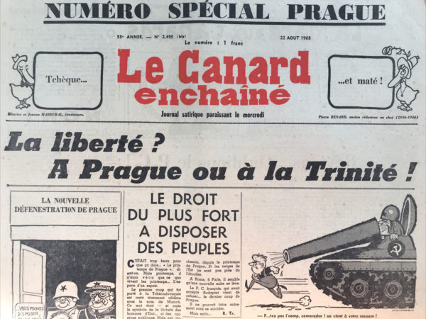 Couac ! | N° 2495 bis du Canard Enchaîné - 22 Août 1968 | Un des rares numéros spéciaux du Canard, au lendemain de l'invasion des chars du pacte de Varsovie, à Prague et dans les grandes villes de Tchécoslovaquie. La liberté ? A Prague ou à la Trinité ! le droit du plus fort à disposer des peuples, par R. Tréno - La botte des Tsars, par Morvan Lebesque - Il dénonce l'intervention de l'URSS en Tchécoslovaquie comme une forme de colonisation, soulignant l'ironie d'un État se présentant comme socialiste tout en agissant de manière impérialiste. L'auteur exprime sa déception envers l'URSS, qui avait suscité tant d'espoirs chez les progressistes mais avait fini par adopter un comportement bourgeois et totalitaire. ML critique également les communistes occidentaux pour leur complicité passive, soulignant leur réaction timide face à l'invasion de la Tchécoslovaquie. Il met en garde contre la perte d'honneur du monde, qui semble accepter la loi du plus fort sans broncher, et exprime sa tristesse pour le peuple tchèque qui subit une nouvelle oppression. Il évoque la réaction du parti gaulliste français, qui utilise la situation en Tchécoslovaquie pour renforcer sa propre position politique. ML souligne également les similitudes entre la révolte tchèque et les idéaux de liberté et de socialisme portés par les mouvements de Mai 68 en France. Enfin, il exprime sa nostalgie pour la démocratie et la liberté perdues en Tchécoslovaquie, évoquant des scènes de vie quotidienne et de solidarité entre les citoyens tchèques. Il appelle à la résistance et à la solidarité internationale face à l'oppression, concluant par un appel à l'unité de la jeunesse face à l'adversité. | 02495 1