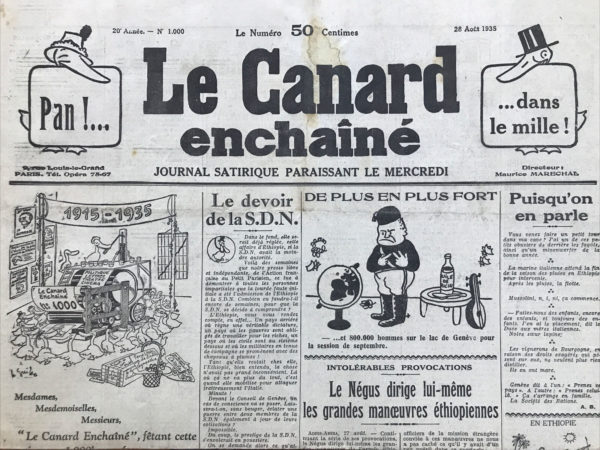 Couac ! | N° 1000 du Canard Enchaîné - 28 Août 1935 | Le devoir de la S.D.N. (Société des Nations), par Drégerin - Mussolini et sa folie colonisatrice à l’œuvre, vis à vis de l’Éthiopie. Le conflit se prépare, mais avant d'éclater voit la S.D.N. non pas préserver la paix mais fuir ses responsabilités, de peur de voir l'Italie se rapprocher de Hitler. Dans l'article "Bonimenteurs" publié le 28 août 1935 dans Le Canard Enchaîné, Jean Galtier-Boissière utilise l'image d'un camelot pour critiquer l'art de la manipulation et de la persuasion, en faisant une comparaison audacieuse et ironique entre un simple vendeur de rue et le dictateur italien Benito Mussolini. Galtier-Boissière commence par décrire une scène où un camelot, avec un verbe sonore et une autorité impressionnante, vend des articles divers à une foule de badauds. Il compare le camelot à Mussolini, soulignant sa capacité à captiver et manipuler son auditoire avec un discours théâtral et une présence imposante. Le camelot, utilisant un style rhétorique plein d’assurance, décrit ses produits avec un langage flatteur et exagéré, affirmant que le pendentif et les autres articles sont faits d'un métal inédit et précieux. Il ajoute divers éléments pour augmenter la valeur perçue de son offre : une médaille commémorative, une chaînette, une épingle de cravate et une montre-bijou, entre autres. Il annonce ensuite une offre "gracieuse" pour l'ensemble des articles, tout en précisant que pour compenser son propre travail, il vend un stylographe pour cinq francs, incluant les autres articles en prime. Après avoir acheté le produit, Galtier-Boissière découvre que les articles sont de mauvaise qualité : le stylographe n'a pas de réservoir, la montre est immobile, et les autres articles sont également défectueux. Cependant, il n’éprouve pas de rancune envers le camelot, admirant même son talent pour le boniment et la persuasion. Le cœur de l'article réside dans la comparaison entre le camelot et Mussolini. Galtier-Boissière voit en Mussolini un bonimenteur à une échelle bien plus grande, utilisant la même technique de persuasion et de manipulation pour vendre des idéaux et des promesses vides. Il critique la manière dont Mussolini parle de droit, de civilisation et d'aventure glorieuse pour tromper et galvaniser les masses, les conduisant à des situations désastreuses, comme des soldats envoyés dans des déserts sans ressources ou dans des ambulances sans médicaments. En utilisant une scène de la vie quotidienne, Galtier-Boissière critique habilement les méthodes de manipulation des leaders politiques. Il met en lumière la facilité avec laquelle les gens peuvent être dupés par des discours éloquents, que ce soit par un camelot vendant des babioles sans valeur ou par un dictateur vendant des idéaux trompeurs. Le message de Galtier-Boissière est clair : il faut être vigilant face aux beaux discours et aux promesses grandiloquentes, qu’elles viennent d’un simple camelot ou d’un chef d’État. | 1000