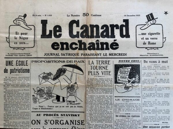 Couac ! | N° 1016 du Canard Enchaîné - 18 Décembre 1935 |  L'Assassin Récompensé - Jean Galtier-Boissière, dans son article intitulé "L'Assassin Récompensé," critique vivement la politique européenne et plus spécifiquement française, dans le contexte de l'invasion de l'Éthiopie par l'Italie fasciste en 1935. Galtier-Boissière rappelle que depuis dix-huit ans, les nations européennes ont tenté d'organiser la sécurité collective, basée sur le principe que toute agression contre une nation verrait les autres nations se mobiliser pour défendre la victime. Ce principe fut mis à l'épreuve lorsque l'Italie attaqua l'Éthiopie, malgré les avertissements de la Société des Nations (S.D.N.). Cinquante-deux nations, à l'exception de l'Autriche et de la Hongrie, dénoncèrent l'agression italienne et commencèrent à appliquer des sanctions économiques contre l'Italie. Cependant, malgré les promesses de Mussolini, la campagne militaire italienne en Éthiopie stagna. Les forces italiennes, confrontées à une résistance inattendue, se trouvèrent incapables de progresser significativement. Des actions brutales, telles que le bombardement de villes ouvertes et de civils, furent menées par frustration. En Italie, la situation économique se dégrada, et la lire fut dévaluée, ajoutant aux difficultés internes. Au moment critique où les sanctions économiques semblaient pouvoir forcer l'Italie à abandonner son agression, Pierre Laval, président du Conseil français, intervint pour sauver Mussolini. Laval, en coopération avec le ministre britannique Samuel Hoare, proposa un plan de paix accordant à l'Italie la moitié du territoire éthiopien, malgré son échec militaire. Ce plan, accueilli avec indignation internationale, fut perçu comme une trahison des principes de la S.D.N. et de la justice internationale. Laval et Hoare firent pression sur l'empereur d'Éthiopie, Haile Selassie, pour qu'il accepte ces termes injustes, menaçant de lever les sanctions contre l'Italie si l'Éthiopie refusait. Galtier-Boissière utilise une métaphore mordante pour illustrer la situation : les autorités, au lieu de punir l'agresseur, lui permettent de voler et de tuer impunément, tout en réprimandant la victime pour sa résistance. Il accuse la diplomatie de Laval de trahir les valeurs de la France et de favoriser les intérêts de l'Italie fasciste au détriment de la justice et de la paix. Il critique également les nationalistes français, les accusant de servir les intérêts étrangers. Il cite l'exemple du journal **L'Écho de Paris**, qui a publié la photographie d'un prêtre français ayant sollicité la citoyenneté italienne et saluant Mussolini à la romaine. Galtier-Boissière dénonce cette admiration pour le régime fasciste et la soumission du gouvernement français à Mussolini. Jean Galtier-Boissière dénonce la duplicité et la faiblesse des dirigeants français et britanniques face à l'agression italienne en Éthiopie. Il critique la trahison des principes de sécurité collective et la politique de compromis qui récompense l'agresseur au lieu de le punir. Son article est un appel à la justice et à l'intégrité face à l'impérialisme et à la brutalité fasciste. | 1016 1