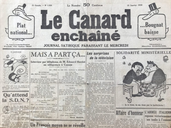 Couac ! | N° 1020 du Canard Enchaîné - 15 Janvier 1936 | Six Ans Chez les Croix-de-Feu, Chopine et Casimir - Dans cet article, Jean Galtier-Boissière, expose les révélations de Paul Chopine, ancien délégué général à la propagande des **Croix-de-Feu** et organisateur des "dispos" (disponibles). Chopine, ancien membre influent du mouvement, dévoile ses impressions et déceptions sans paraître animé par une vengeance personnelle, mais par un sens du devoir de mise en garde et de vérité. Le mouvement **Croix-de-Feu** a initialement émergé comme une réaction légitime des anciens combattants contre les politiciens véreux et embusqués de la Première Guerre mondiale. Il visait à défendre les intérêts des anciens soldats et à rester apolitique et laïque. Cependant, l'arrivée de **François de La Rocque**, un ancien officier de renseignements, au conseil d'administration en 1929, marque un tournant décisif. La Rocque, bien que mal perçu au début en raison de son titre aristocratique et de son passé militaire, parvient à manipuler et évincer les fondateurs originaux pour prendre le contrôle du mouvement. La Rocque transforme rapidement les **Croix-de-Feu** en un outil politique au service des intérêts personnels et capitalistes. Chopine décrit comment les "dispos" sont utilisés pour acclamer des figures politiques comme Laval, saboter des manifestations pacifistes, ou encore servir de figurants pour des événements orchestrés par la police. La Rocque exige également d'être mis en avant lors des défilés, se séparant de ses camarades pour se donner des airs de grandeur. Le mouvement commence à dévier de ses objectifs initiaux sous l'influence de La Rocque, recrutant non plus des anciens combattants, mais une nouvelle garde composée de collégiens, de jeunes filles et de membres de la haute société. Chopine note avec amertume que les manifestations des **Croix-de-Feu** deviennent des parades de riches, loin de l'esprit ouvrier et populaire des débuts. Les **Croix-de-Feu** jouent un rôle ambigu lors des émeutes du 6 février 1934. La Rocque, bien que prônant une action énergique, reste prudemment à l'écart des violences, confortablement installé loin des affrontements. Chopine rapporte la déception de La Rocque lorsqu'il apprend qu'il n'y a pas eu de morts parmi ses membres, révélant son cynisme et sa soif de martyrisation pour servir ses ambitions politiques. Chopine conclut que La Rocque ne cherche qu'à satisfaire ses ambitions personnelles et politiques, usant de manipulations et de trahisons. Galtier-Boissière termine son article en critiquant le temps qu'il a fallu à Chopine pour se rendre compte de la nature de son chef, tout en soulignant la trahison sentimentale et morale dont il a été victime. Ce récit, publié dans **Le Canard Enchaîné** le 15 janvier 1936, offre une critique acerbe et détaillée des méthodes de François de La Rocque et de l'évolution des **Croix-de-Feu**, exposant les dessous d'un mouvement qui a déçu les espoirs de ses membres les plus sincères. | 1020