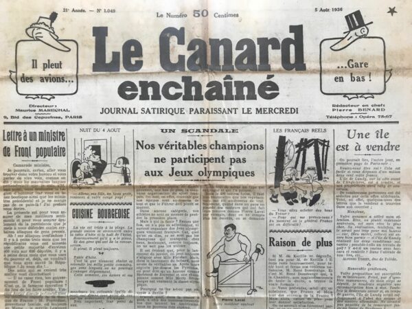 Couac ! | N° 1049 du Canard Enchaîné - 5 Août 1936 | Qui commande ? par Henri Jeanson - Lettre à un ministre de Front populaire par Jules Rivet - 3 mois après l'arrivée au pouvoir du Front populaire, le Canard, à travers Jeanson et Rivet, fait preuve d'amertume et de déception devant l'attentisme, la prudence, l'excès de respect du nouveau gouvernement par rapport à l'ordre établi dans les hautes sphères de la société. Maurras fera un tour à la santé après ses menaces de couteau de cuisine à l'égard de Blum. Quelques mesures à prendre - Dans cet article, Jean Galtier-Boissière propose plusieurs mesures que le gouvernement de Front Populaire en France devrait prendre en réponse aux événements tragiques de la guerre civile en Espagne. Galtier-Boissière critique la mansuétude des politiques de gauche envers leurs adversaires. Il attribue les déboires de la République espagnole à sa confiance excessive en des officiers supérieurs qui ont trahi le régime, acceptant de l'aide étrangère et armant des tribus africaines pour massacrer leurs compatriotes. Il exhorte les gouvernants français à tirer des leçons de cette situation pour éviter une guerre civile en France. Galtier-Boissière appelle à purger les institutions françaises des éléments potentiellement traîtres, notamment dans les hauts rangs de l'armée, la marine, la diplomatie, et la magistrature. Il dénonce la légèreté des sanctions contre ceux qui manifestent contre le gouvernement et préconise des mesures plus sévères pour ceux qui trahissent la République. Le journaliste mentionne un officier de l'armée de l'Air qui a divulgué une pièce secrète, demandant son licenciement immédiat pour faute professionnelle grave. À l'inverse, il respecte la décision d'un officier qui démissionne par refus de servir sous un régime qu'il désapprouve. Face aux nouvelles tendancieuses et aux fausses informations publiées par certains journaux, Galtier-Boissière soutient une réforme de la presse. Il cite l'exemple du gouvernement de Barcelone, qui avait radicalement transformé la presse de droite en la confiant à des journalistes de gauche. Tout en se déclarant partisan de la liberté de la presse, il insiste sur la nécessité de distinguer cette liberté de la publication de fausses nouvelles et de la trahison. Galtier-Boissière propose d'obliger les journaux à réserver une colonne en première page aux nouvelles officielles et aux mises au point du gouvernement. Cette mesure permettrait de contrer les critiques tendancieuses et les allégations de mauvaise foi avec des démentis motivés, favorisant ainsi une meilleure information des lecteurs. Il cite l'exemple des régents de la Banque de France, qui ont publiquement critiqué le nouveau statut de la Banque, alléguant faussement la dépossession des actionnaires. La lettre de rectification du ministre des Finances, dénonçant ces mensonges, a été largement ignorée ou minimisée par la presse de droite. Cet incident illustre, selon lui, la nécessité urgente de réformer les lois sur la presse pour garantir une information plus honnête et équilibrée.   | 1049