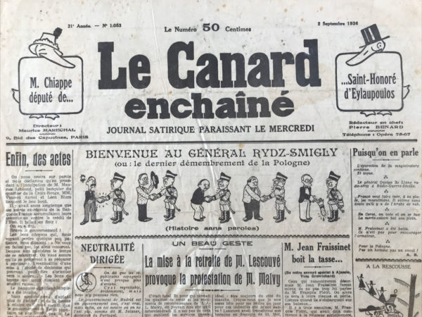 Couac ! | N° 1053 du Canard Enchaîné - 2 Septembre 1936 | Un Ouvrage Capital : "Le Mouvement Ouvrier pendant la Guerre" d'Alfred Rosmer, par Jean Galtier-Boissière. De nombreux anciens combattants ont raconté leurs expériences de guerre, mais peu se sont penchés sur la vie des différentes classes sociales à l'intérieur pendant la tourmente. Alfred Rosmer, dans son ouvrage *Le Mouvement ouvrier pendant la guerre*, tente de combler cette lacune. Le premier tome, *De l'union sacrée à Zimmerwald*, offre une lecture passionnante, selon Galtier-Boissière. Rosmer décrit d'abord l'avant-guerre : les rivalités impérialistes, la montée du mouvement ouvrier international et la guerre perçue comme un moyen de reprendre en main les masses populaires par la dictature militaire. La guerre, « une bonne petite guerre », était vue comme un dérivatif opportun par les gouvernements capitalistes. Jusqu'au 31 juillet 1914, Jaurès avait multiplié les efforts pour conjurer le péril de la guerre. Il dénonçait les provocations de la Russie et la docilité de Poincaré face aux revanchards. Son assassinat le 31 juillet marqua un tournant crucial. Rosmer souligne l'effondrement de l'extrême gauche après l'assassinat de Jaurès. Jusqu'aux derniers jours de juillet, la presse socialiste combattait la guerre. Mais du jour au lendemain, les résolutions des congrès ouvriers furent oubliées et l'union sacrée fut adoptée. La France fut entraînée dans la guerre par l'autocratie russe, et la mobilisation russe, dissimulée par Paléologue, déclencha la catastrophe. Poincaré trouva un slogan pour manipuler le peuple français : « Cette guerre-là n'est pas semblable aux autres » ; « Celle-ci, c’est la dernière » ; « La guerre qui tue la guerre ». Ce stratagème grossier jeta le peuple français dans la guerre. La trahison des chefs d'extrême gauche fut immédiate et éclatante. Tous exaltèrent le carnage avec passion. Le gouvernement de Malvy n'avait pas confiance en la classe ouvrière, mais il avait des moyens de coercition efficaces : les militants étaient soit maintenus en sursis, soit envoyés au front avec des recommandations équivalentes à une sentence de mort. Un îlot subsistait dans le pays en proie à la folie collective, refusant de désespérer de la raison humaine. La *Vie ouvrière* continuait à placer la guerre sur le plan du cataclysme. Les socialistes serbes et russes se déclarèrent contre la guerre, et à Zimmerwald, des délégués des pays en guerre prirent contact pour rédiger un manifeste commun aux prolétaires d'Europe. L'ouvrage de Rosmer est monumental et justifie son prix élevé. Il apporte des précisions intéressantes sur des événements peu connus, tels que la visite du socialiste allemand Muller à Paris pendant la mobilisation ou la subvention accordée par le gouvernement français à Mussolini pour lancer *Le Popolo d'Italia*. Les documents inédits et les citations publiées constituent une mine précieuse pour les historiens et un enseignement fécond pour ceux qui cherchent à comprendre les événements avec clarté.   | 1053