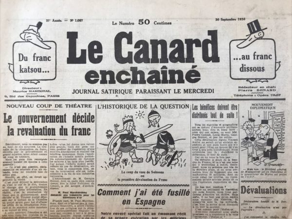 Couac ! | N° 1057 du Canard Enchaîné - 30 Septembre 1936 | Les Pilotes de l’Europe : Une Analyse des Dictateurs Contemporains par John Gunther, par Jean Galtier-Boissière. John Gunther, célèbre reporter américain, livre une analyse perspicace des dictateurs européens dans son ouvrage **Les Pilotes de l'Europe**. Sa réputation d’observateur indépendant et impartial est consolidée par son étude approfondie des milieux politiques à travers l'Europe. Gunther remarque que de nombreux dictateurs ne sont pas natifs des pays qu'ils dirigent. Par exemple, Napoléon était Corse d'origine italienne, Hitler était Autrichien, Mustapha Kemal naquit en Grèce, Pilsudski était d'origine lituanienne, et Staline était Géorgien. Gunther explore les traits psychologiques des dictateurs, souvent marqués par des comportements anormaux et des complexes freudiens : vies déréglées, fureurs pathologiques, mégalomanie, et antécédents criminels. Issu d'une famille pauvre, Mussolini s'est fait connaître comme militant révolutionnaire avant la guerre. Gunther rappelle ses écrits antimilitaristes lors de la guerre de Libye, où il dénonçait la glorification de la guerre. Paradoxalement, Mussolini devint plus tard le chef fasciste de l’Italie. Sa montée au pouvoir est qualifiée de bluff, ayant négocié avec l'armée avant la marche sur Rome, arrivant en ville en wagon-lit avec son brevet de premier ministre déjà acquis. Staline, qualifié par Gunther comme « l'être humain isolé le plus puissant du monde », vient d'une origine paysanne et fut l'un des rares terroristes à continuer la propagande en Russie après l’échec de la Révolution de 1905. Malgré les réticences de Lénine, Staline devint le successeur et se révéla un organisateur redoutable, utilisant des moyens brutaux pour maintenir le pouvoir. Gunther souligne l'absence d'hypocrisie chez Staline, illustrée par sa réponse à Lady Astor sur la durée des purges : « Tant qu'il le faudra ! » Gunther attribue l'ascension d’Hitler au déclin mental du président Hindenburg, qui, à 85 ans, n’avait plus sa lucidité et déléguait les décisions à son secrétaire d'État. Une anecdote de l’époque souligne cette déconnexion, où Hindenburg confond des troupes nazies avec des prisonniers russes. Hitler capitalisa sur la nature autoritaire et la docilité des Allemands en multipliant les sous-Führer, tous ravis de commander et d’être commandés. Un trait singulier d’Hitler est sa réponse aux salutations hitlériennes par un même geste, criant « Heil Hitler ! » en retour. Gunther donne des détails sur la nuit du 30 juin 1934, où Hitler, pour apaiser les chefs de la Reichswehr, sacrifia son ami Rœhm et plusieurs autres SA, consolidant ainsi son pouvoir. Cette trahison illustre la tradition des dictateurs d'éliminer leurs anciens camarades pour sécuriser leur domination. Jean Galtier-Boissière, en s’appuyant sur les observations de Gunther, dresse un portrait complexe des dictateurs européens de l’époque, mettant en lumière leurs origines, leurs caractéristiques psychologiques, et les mécanismes de leur ascension et de leur maintien au pouvoir. Ces analyses offrent un regard pénétrant sur les dynamiques politiques et personnelles qui ont façonné l'Europe dans les années 1930.   | 1057