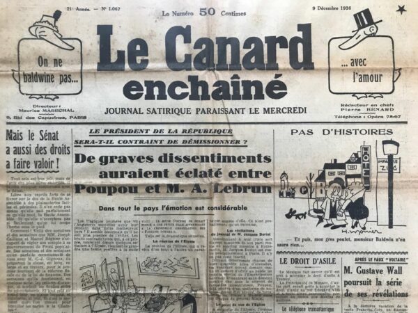 Couac ! | N° 1067 du Canard Enchaîné - 9 Décembre 1936 | André Gide Retour de l'U.R.S.S., par Jean Galtier-Boissière - Cet article critique la vision d'André Gide sur l'U.R.S.S. après son retour de Moscou, détaillant sa déception face à la réalité soviétique par rapport à ses attentes révolutionnaires. Depuis vingt ans, les visiteurs de l'U.R.S.S. étaient accueillis avec scepticisme à leur retour, qu'ils soient enthousiastes ou critiques. Gide, écrivain de renommée mondiale et ancien fervent soutien du communisme, offre un témoignage difficile à contester. Sa voix est d'autant plus significative dans le contexte des idéologies conflictuelles en Europe. Contrairement aux visiteurs précédents, impressionnés par les avancées industrielles et militaires, Gide se concentre sur les aspects humains et psychologiques. Bien qu'il loue certaines réalisations soviétiques, notamment en faveur des enfants et de la santé, il est profondément troublé par la « dépersonnalisation » des citoyens soviétiques. Cette uniformité et la perte d'identité individuelle sont pour lui des signes inquiétants d'un régime oppressif. Gide critique sévèrement l'absence de liberté sous le régime soviétique : pas de liberté de presse, de réunion, ou d'opinion. Les citoyens vivent dans une ignorance imposée, alimentée par la propagande d'État, et développent un complexe de supériorité absurde. Il note l'indifférence des Russes envers les réalisations étrangères, révélant un isolement dangereux. La réintroduction de l'inégalité des salaires a conduit à la formation d'une nouvelle bourgeoisie, contredisant les idéaux révolutionnaires. Gide observe que ceux qui restent fidèles à l'esprit révolutionnaire sont marginalisés, tandis que le conformisme est récompensé. Toute critique du régime est sévèrement réprimée, créant un climat de terreur comparable à celui de l'Allemagne nazie. Gide constate avec amertume que le peuple russe, après vingt ans de révolution, se retrouve sous une dictature similaire à celle des tsars, mais cette fois-ci dirigée par un seul homme. Le grand espoir de la révolution, qui devait libérer et épanouir les libertés, s'est transformé en un système oppressif. Gide conclut que la réalité soviétique est exactement ce que les révolutionnaires ne voulaient pas. Anticipant les critiques, Gide insiste sur l'importance de la vérité et de la liberté de pensée. Il se place dans la lignée de Charles Péguy, affirmant que le mensonge, même par omission, ne peut être justifié. Gide ne renie pas ses idéaux révolutionnaires, mais espère un redressement de l'expérience russe. Il croit en la possibilité de corriger les erreurs et de retrouver la voie vers une véritable libération humaine.   | 1067