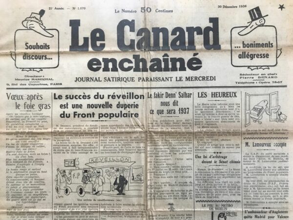 Couac ! | N° 1070 du Canard Enchaîné - 30 Décembre 1936 | Où le Capucin Se Plainte d'Être Botté, par Jean Galtier-Boissière - Cet article réagit aux violentes polémiques déclenchées par la publication de l'ouvrage d'Ernest Renauld, « L'Action Française contre l'Église catholique et contre la Monarchie ». Le général de Castelnau, attaqué de manière virulente, riposte dans **L'Écho de Paris**. Galtier-Boissière expose et analyse cette confrontation. Ernest Renauld attaque sévèrement **L'Écho de Paris** et son ancien rédacteur en chef, le général de Castelnau, accusé de multiples fautes graves, tant sur le plan moral que militaire. Critique du Passé de **L'Écho de Paris** : Renauld évoque avec ironie que cette publication était jadis connue pour ses annonces de rencontres galantes avant de devenir un journal de propagande patriotique et belliqueuse : - **Usage antérieur** : « une adresse de rendez-vous galants ». - **Usage pendant la guerre** : un soutien fervent de la guerre et de ses prétendues vertus éducatives. Le général de Castelnau est présenté comme un officier responsable de graves erreurs stratégiques : - **Plan 17** : Prévoit la défense contre une invasion allemande sans considérer la possibilité d'une attaque via la Belgique, ce qui a permis aux Allemands de pénétrer facilement en France. - **Échecs successifs** : Incluant des batailles comme Morhange, où il envoie ses troupes à une mort inutile, et Nancy, qu'il ordonne d'évacuer. Même après le conflit, Castelnau est critiqué pour sa perpétuation de la haine et de l'esprit de guerre : - **Attaques contre les pacifistes** : Il ridiculise ceux qui prônent la paix et refuse d'adhérer au « Manifeste des catholiques pour la Paix ». - **Soutien à l'Action Française** : Il s'aligne avec les positions extrêmes de ce mouvement, qui incluent des attaques contre des figures religieuses pacifistes. Le général répond avec une indignation palpable mais avec des arguments peu convaincants, se contentant de rejeter les accusations tout en confirmant, involontairement, certains points de ses détracteurs. L'article se termine sur une note de sarcasme, soulignant l'accord paradoxal avec Castelnau sur son manque d'intelligence militaire. Galtier-Boissière soutient les critiques de Renauld et l'implication que l'ancien général mérite davantage de blâme que ceux injustement exécutés pour l'exemple pendant la guerre. Galtier-Boissière montre comment les polémiques de l'époque sont non seulement des batailles d'idées mais aussi des luttes de pouvoir, révélant les failles et les contradictions des figures publiques comme Castelnau. L'article critique sévèrement la persistance de la mentalité belliciste et l'aveuglement des dirigeants militaires et politiques, tout en soulignant l'importance de la responsabilité et de la vérité historique. | 1070