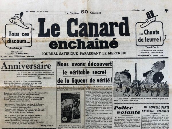 Couac ! | N° 1075 du Canard Enchaîné - 3 Février 1937 | Un Nouveau Portrait du Bel Adolf, de Jean Galtier-Boissière, propose une analyse détaillée de la biographie d'Adolf Hitler écrite par Konrad Heiden. Cette biographie, particulièrement bien documentée, éclaire les raisons de l'ascension d'Hitler et offre un portrait minutieux de sa personnalité et de son parcours. Adolf Hitler n'était pas Allemand de naissance mais sujet de la monarchie austro-hongroise. Son père, ancien brigadier des douanes, espérait qu'il devienne fonctionnaire, mais Hitler aspirait à être artiste peintre. Après la mort de son père, Hitler tenta de réaliser son rêve, mais échoua à l'examen de l'École des Beaux-Arts. Ses œuvres montrent clairement son manque de talent. Après la mort de sa mère, sans ressources, il survécut en travaillant comme manœuvre puis en vivant dans la bohème, copiant des chromos et vendant ses dessins. La Première Guerre mondiale révéla Hitler à lui-même. Soldat d'infanterie, il se passionna pour la propagande, admirant la manière dont les Alliés manipulaient l'opinion publique. Après la débâcle allemande, il décida de se lancer en politique, passant de simple informateur pour les services de renseignements militaires à un leader politique. Il s'avéra être un orateur charismatique et un excellent metteur en scène, captivant des auditoires de plus en plus vastes. Konrad Heiden soutient qu'Hitler fut initialement un instrument des théoriciens nazis qui manquaient de charisme. Il aurait reçu ses idées sociales, son programme antisémite et ses conceptions de politique extérieure de divers conseillers. Hitler comprit parfaitement la mentalité de la classe petite-bourgeoise ruinée par la guerre et l'inflation, ayant lui-même évolué parmi les déclassés. C'est cette bourgeoisie prolétarisée qui constitua les troupes du nazisme, lui permettant de conquérir la majorité au Reichstag et de prendre le pouvoir en 1933. Hitler identifia sa rancœur personnelle avec celle du peuple allemand après 1918. Sa suggestion hypnotique modela la nation selon ses propres préjugés et vanités blessées, transformant ses échecs personnels en mythes nationaux. Il trouva une excuse à la défaite allemande en accusant les Juifs de trahison, de la même manière qu'il justifiait ses propres échecs. Galtier-Boissière conclut que Hitler et le peuple allemand se sont élevés mutuellement : Hitler "rendant sa dignité" à une nation vaincue et celle-ci l'élevant au rang suprême, malgré ses débuts de peintre raté et incompris. Cette biographie d'Heiden met en lumière comment les échecs et les frustrations personnelles d'Hitler se sont mêlés à ceux de l'Allemagne, facilitant ainsi sa montée au pouvoir. | 1075 1