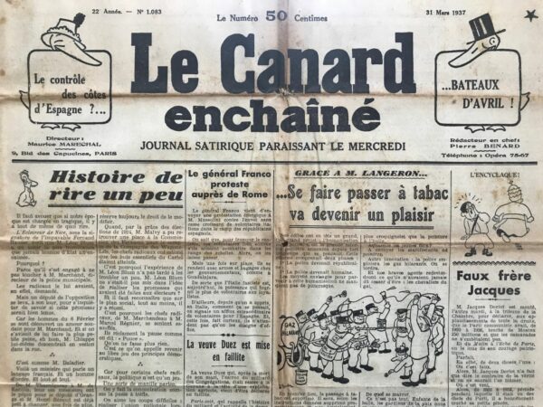 Couac ! | N° 1083 du Canard Enchaîné - 31 Mars 1937 | Dans cet article de "Le Canard Enchaîné" du 31 mars 1937, Jean Galtier-Boissière présente deux pamphlets critiques sur la montée du fascisme et les dangers de la guerre. Le premier, "Grandeur et Décadence des Croix de Feu" par F. de Hauteclocque, dénonce l'évolution du mouvement des Croix de Feu d'un groupe d'anciens combattants sincèrement républicains vers une organisation fascisante. Hauteclocque, ancien membre désillusionné, critique sévèrement le leader du mouvement, La Rocque, pour son autoritarisme superficiel et sa manipulation des membres. Il souligne la déception des premiers adhérents face à la transformation du mouvement en une structure où l'idéal initial a été trahi pour des ambitions personnelles et des préparatifs de pouvoir irrationnels. Le deuxième pamphlet, écrit par Felce, un instituteur et militant syndicaliste, établit un lien direct entre fascisme et guerre, arguant que l'un mène inévitablement à l'autre. Felce inverse le slogan de gauche "Le fascisme, c'est la guerre" pour affirmer "La guerre, c'est le fascisme", et analyse comment la guerre détruit les libertés civiles, syndicales et économiques, tout comme le fascisme. Il décrit la suppression des libertés d'opinion et de presse sous les régimes fascistes et la censure nécessaire en temps de guerre. Felce met en évidence les similitudes entre les deux, montrant comment les deux systèmes aggravent la misère ouvrière, favorisent les grandes entreprises au détriment des petites, et renforcent le capitalisme en détournant la colère populaire vers un ennemi extérieur. Les deux pamphlets illustrent la critique des tendances autoritaires et bellicistes des années 1930, avec des avertissements sur la façon dont les ambitions fascistes et la guerre détruisent les valeurs démocratiques et les droits sociaux. Ils montrent une profonde désillusion face à la trahison des idéaux républicains et sociaux, et appellent à une vigilance contre les manipulations politiques qui utilisent la violence et la guerre pour renforcer des régimes autoritaires. | 1083 1