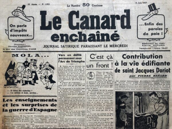 Couac ! | N° 1093 du Canard Enchaîné - 9 Juin 1937 | Jean Galtier-Boissière, dans ses "Notes de voyage" publiées le 9 juin 1937 dans *Le Canard Enchaîné*, offre un tableau critique et souvent ironique de ses observations à travers plusieurs villes européennes, à l'approche de la Seconde Guerre mondiale. Au village-frontière Galtier-Boissière commence par relater une scène où un soldat, en plaisantant avec un douanier, évoque la possibilité d'une guerre. Cette remarque résonne étrangement pour l'auteur, rappelant les jours précédant la Première Guerre mondiale. Au "Zoo" d'Anvers Il décrit le gardien des reptiles du zoo comme un homme fascinant, absorbé par ses animaux au point d'être complètement détaché du monde extérieur et des événements globaux. Galtier-Boissière se demande si cette ignorance n'est pas en réalité une forme de sagesse. La Haye La ville s'éveille avec une scène de routine quotidienne où les habitants se rendent au travail à bicyclette. Il remarque la présence d'un gentleman anachronique devant l'Hôtel des Indes, semblant hors du temps et des préoccupations modernes. Amsterdam La propagande électorale se manifeste de manière discrète, avec des affiches sur les ponts des canaux. Galtier-Boissière mentionne un politicien local, Mussert, surnommé le "Hitler hollandais", mais note que les citoyens néerlandais restent indifférents à ses efforts de mobilisation. Il observe aussi une escouade de femmes fascistes défilant sans attirer l'attention des passants, plus préoccupés par les plaisirs culinaires. Aix-la-Chapelle Lors d'un jour férié, les nazis déambulent en uniforme, leurs tenues impeccables contrastant avec l'attitude détachée des habitants. Dans une brasserie, l'auteur observe la vie quotidienne et remarque que l'enthousiasme pour les démonstrations nazies semble s'émousser. Au cinéma, il note que les films de guerre glorifient systématiquement les forces locales, un phénomène universel. Muntschau Ce village semble figé dans le temps, avec son architecture du XVIIIe siècle. Galtier-Boissière achète des cartes postales d'Hitler, vendues plus chères que les paysages locaux, et discute avec un habitant qui prévoit une visite à l'Exposition universelle de Paris. Luxembourg Il constate l'absence de pauvreté et de chômage, attribuant cette prospérité à la présence de grandes firmes françaises utilisant le Luxembourg pour échapper aux impôts. Il mentionne qu'un des de Wendel s'est installé ici, soulignant le caractère privilégié de ce petit pays. Galtier-Boissière, à travers ces vignettes, dépeint une Europe en transition, où les signes avant-coureurs de la guerre sont présents, mais souvent traités avec une désinvolture qui contraste avec la gravité des événements à venir. | 1093 1