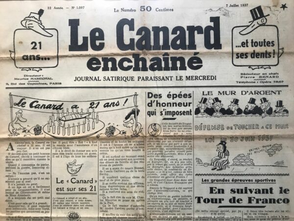 Couac ! | N° 1097 du Canard Enchaîné - 7 Juillet 1937 | Le Canard a 21 ans - L'article de Pierre Bénard, publié le 7 juillet 1937, célèbre les 21 ans du Canard Enchaîné en soulignant le chemin parcouru par le journal satirique depuis sa fondation en 1916. Avec un ton ironique et irrévérencieux, Bénard retrace les défis et les succès de ce "petit homme de Canard" devenu majeur, prêt à continuer à dire ce qu'il considère comme la vérité. L'auteur rappelle que dès ses débuts pendant la guerre, le journal a été accueilli avec scepticisme et condescendance, mais l'histoire a prouvé la pertinence de ses critiques et de son humour acerbe. Il évoque la bravoure du Canard Enchaîné qui, malgré son jeune âge, n'a jamais hésité à se moquer des figures puissantes comme Clemenceau ou la censure symbolisée par Mme Anastasie. Ce courage et cette irrévérence, loin d'être des défauts, sont présentés comme les raisons de la croissance et du succès du journal. Bénard mentionne également les politiciens de l'époque, comparant des figures comme Millerand, Mandel, Hervé, et Laval à des "polichinelles" que le Canard a fini par discréditer. Cette description montre le rôle du journal dans la critique politique et son impact sur l'opinion publique. Le texte met en avant la liberté et la maturité acquises par le journal à 21 ans. Désormais majeur, le Canard Enchaîné peut affirmer ses opinions avec l'assurance d'un citoyen libre, exprimant ses critiques sans craindre d'être traité comme un enfant. Bénard souligne que le journal est à un âge où il refuse l'ennui et les mensonges, préférant la vérité et l'authenticité. Enfin, Bénard exprime la méfiance du Canard Enchaîné envers les dogmes et les déclarations officielles, renforçant son sens du ridicule et son esprit critique. Le journal se moque des politiciens prétendant œuvrer pour la paix ou tenant des discours hypocrites, et il souffre de voir que certains continuent de croire aux mensonges des autorités. En somme, l'article de Pierre Bénard célèbre la majorité du Canard Enchaîné en soulignant son esprit libre, son courage, et son rôle crucial de critique des puissants et de défense de la vérité. | 1097