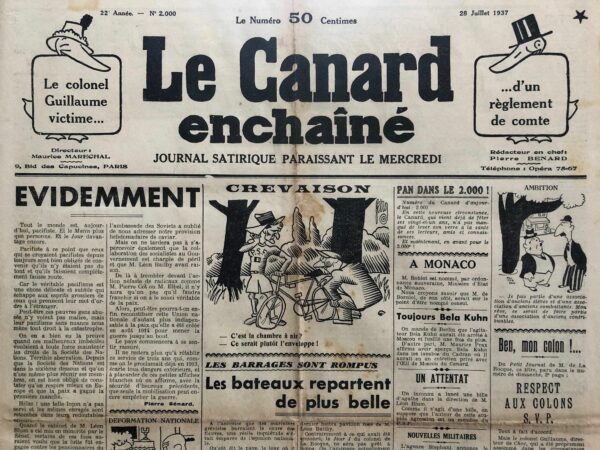 Couac ! | N° 1100 du Canard Enchaîné - 28 Juillet 1937 | Le 28 Août 1935, le Canard fêtait son numéro 1000... Moins de deux ans plus tard, il annonçait triomphalement son 2000° numéro. Quelle erreur !! Le Canard, toujours fâché avec les chiffres était passé allégrement du numéro 1099 au numéro 2000 ! Il fallut rectifier la semaine suivante... Le véritable numéro 2000 ne devant sortir des presses que le 18 février 1959. EVIDEMMENT - Dans cet article du 28 juillet 1937, Pierre Bénard utilise l'ironie et la satire pour critiquer le pacifisme de façade de certains journaux et personnalités politiques françaises, ainsi que la politique intérieure et étrangère de la France de l'époque. Bénard commence par se moquer des journaux comme **Le Matin** et **Le Jour**, qu'il accuse de surenchérir en pacifisme, à tel point que ceux qui se considéraient déjà pacifistes semblent des amateurs en comparaison. Il suggère que le pacifisme authentique est une notion subtile, échappant aux "esprits grossiers" qui prennent leurs directives de l'étranger. Il poursuit en raillant ceux qui soutenaient la Société des Nations, organisation qu'il décrit comme moribonde. Bénard soutient que l'abandon de cette institution a paradoxalement amélioré la situation en Europe, une assertion ironique qui souligne la fragilité de la paix à cette époque. Bénard critique la chute du gouvernement de Léon Blum, provoquée par le Sénat, en soulignant le ridicule de l'idée que s'opposer à des figures politiques comme Marcel Régnier ou Joseph Caillaux pourrait déclencher une guerre en Europe. Il se moque ensuite de la satisfaction des conservateurs avec le retour de Georges Bonnet et Henri Queuille, insinuant que ces changements apportent une fausse sécurité. L'article aborde également la question de l'évasion fiscale et des privilèges bancaires. Bénard ironise sur l'idée que ces capitaux évadés constituent un "Trésor de guerre" à l'étranger, nécessaire pour éviter la guerre. Il critique l'idée que faire payer les fraudeurs nuirait à la confiance et donc à la paix. Bénard souligne le danger perçu de la participation des communistes au Front populaire pour la paix, utilisant son ton sarcastique pour exprimer son scepticisme. Il se moque de la soi-disant menace que représentent les socialistes dans le gouvernement, en faisant référence aux figures de Pierre Cot et Édouard Daladier, tout en critiquant les affirmations de M. Léon Bailby. Il termine en évoquant l'Union nationale, créée en août 1914 pour mener la guerre jusqu'au bout, et en suggérant ironiquement que le rétablissement du service militaire de trois ans est la clé pour assurer la paix. Il tourne en dérision les affiches proclamant que seule la mobilisation peut empêcher la guerre, soulignant l'absurdité de telles affirmations. Par ce texte, Pierre Bénard utilise la satire pour critiquer les contradictions et l'hypocrisie des discours pacifistes et des politiques de l'époque, soulignant les absurdités et les dangers de certaines positions politiques. Son style mordant vise à éveiller la conscience de ses lecteurs face à la complexité et aux enjeux de la politique intérieure et internationale de 1937. | 1100 1