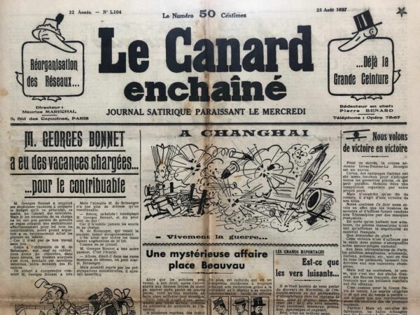 Couac ! | N° 1104 du Canard Enchaîné - 25 Août 1937 | M. Georges Bonnet a eu des vacances chargées...pour le contribuable - Dans cet article du 25 août 1937, Pierre Bénard utilise une fois de plus son style satirique caractéristique pour critiquer le ministre des Finances, Georges Bonnet, à travers la description de ses vacances. Bénard juxtapose les activités de loisir de Bonnet avec les lourdes responsabilités financières auxquelles il doit faire face, en soulignant l'écart entre la légèreté de ses plaisirs et la gravité de ses devoirs. Bénard commence par mentionner que Georges Bonnet a passé des vacances studieuses à préparer le budget, soulignant que ce travail n'a pas empêché le ministre de profiter de ses loisirs. Il souligne ironiquement que "car il n'est pas de bon travail sans joie", ce qui laisse entendre que Bonnet a su bien équilibrer le plaisir et le travail, peut-être au détriment de son devoir de ministre. Le ministre, décrit comme un joueur passionné de belote et d'écarté, semble ne jamais oublier ses responsabilités financières même en jouant. Bénard utilise cette image pour souligner les augmentations de taxes, comme lorsque Bonnet, après avoir gagné à la belote, ajoute "et dix pour cent de der", rappelant les augmentations de taxes décidées "comme en se jouant". Bonnet est aussi présenté comme un amateur de sports, ayant passé du temps à Dinard, intéressé par le "planking" et surtout passionné par le golf. Bénard utilise l'image du golf pour faire une analogie avec les responsabilités budgétaires de Bonnet : "Il fait le parcours de 26 trous comme si c'était ceux du budget lui-même". Cette analogie souligne la légèreté avec laquelle Bonnet semble aborder des tâches qui devraient être lourdes de conséquences pour le contribuable. L'image du caddy, ployant sous le poids des cannes de Bonnet, est particulièrement poignante. Bénard décrit le caddy comme "léger comme un portefeuille de contribuable", ce qui renforce l'idée que les contribuables sont ceux qui supportent le fardeau des décisions budgétaires de Bonnet. Cette image culmine avec le caddy exténué, métaphore évidente des citoyens écrasés par les taxes et les impôts, tandis que Bonnet, indifférent, ne se retourne pas pour remarquer la souffrance causée par ses décisions. Avec son style mordant et ironique, Pierre Bénard critique ouvertement la déconnexion apparente entre les plaisirs personnels de Georges Bonnet et les réalités économiques pesant sur les contribuables français. Il dépeint un ministre des Finances qui, tout en étant compétent et efficace dans ses loisirs, semble insensible à l'impact de ses politiques sur les citoyens. | 1104 1