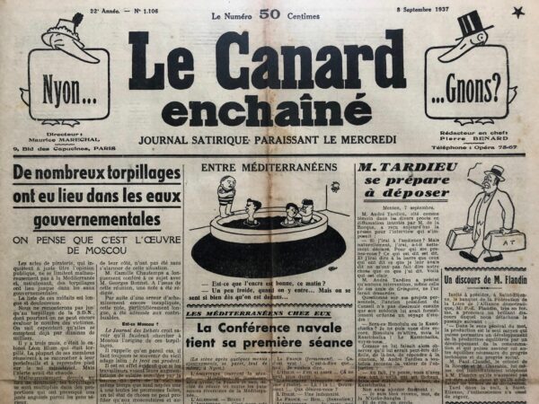 Couac ! | N° 1106 du Canard Enchaîné - 8 Septembre 1937 | De nombreux torpillages ont eu lieu dans les eaux gouvernementales - On pense que c'est l’œuvre de Moscou - Dans son article du 8 septembre 1937, Pierre Bénard emploie la métaphore du torpillage pour critiquer les échecs et les attaques subies par diverses initiatives et politiques en France. Utilisant un ton satirique, il met en lumière l'instabilité politique et les obstacles rencontrés par les réformes du Front populaire et du gouvernement de l'époque. Bénard ouvre son article en comparant les actes de torpillage politique à des actes de piraterie, soulignant que ces attaques ne se limitent plus à des incidents isolés mais se produisent désormais jusque dans les "eaux gouvernementales". Il établit ainsi un cadre où les initiatives politiques sont constamment sabotées. L'auteur liste une série de "torpillages" symboliques : - Torpillage de la Société des Nations (S.D.N.) : Il fait référence à l'échec de l'organisation internationale à maintenir la paix et à prévenir les conflits, avec des "victimes" comptées par dizaines de milliers. - Torpillage du Cabinet Léon Blum : Bénard rappelle la chute du gouvernement de Léon Blum, où malgré l'attaque, les ministres ont réussi à se maintenir en place, soulignant la précarité et les menaces constantes auxquelles ils sont confrontés. - Torpillages Divers : Les sabotages de politiques économiques et sociales telles que le carnet de coupons, les banques, les mesures contre les fraudeurs, la répression de la hausse illicite des prix, la retraite des vieux travailleurs, et le désarmement sont également mentionnés. Ces échecs accumulés illustrent un climat de désillusion et d'inefficacité. Bénard évoque la difficulté à identifier le "mystérieux torpilleur". Bien que le monocle de M. Caillaux ait été aperçu près des lieux des sinistres, aucune preuve formelle n'a été trouvée, laissant planer le doute et la suspicion. Cela représente les forces politiques et les personnalités qui sabotent les réformes pour leurs propres intérêts. Pour tenter de remédier à cette situation, une conférence est envisagée, réunissant non seulement les partis du Front populaire mais aussi d'autres groupes politiques comme les démocrates populaires, l'Alliance démocratique, et la Gauche radicale. Bénard, avec une pointe d'ironie, mentionne l'invitation de figures comme Philibert Besson et Ferdinand Lop, soulignant l'élargissement peu sérieux et désespéré des consultations. Bénard rapporte que M. Camille Chautemps et M. Georges Bonnet ont rédigé une note après une longue discussion sur ces torpillages. Cependant, en raison d'une "erreur d'acheminement", cette note a été adressée aux contribuables, symbolisant une communication gouvernementale confuse et inefficace. Le Journal des Débats suggère que Moscou pourrait être à l'origine des torpillages, évoquant l'adage latin "Is fecit cui prodest" (celui qui en profite est celui qui l'a fait). Bénard explique que les Moscovites et les socialistes pourraient bénéficier d'un tel chaos, car il entraîne une annulation des augmentations salariales par la hausse des prix, ce qui nourrit le mécontentement et le désespoir parmi les travailleurs. À travers cette satire mordante, Pierre Bénard critique l'instabilité politique et les sabotages incessants des réformes en France en 1937. La métaphore du torpillage illustre les attaques constantes contre les initiatives gouvernementales, reflétant un climat de désillusion, d'inefficacité, et de méfiance politique. | 1106 1