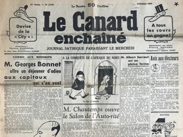 Couac ! | N° 1110 du Canard Enchaîné - 6 Octobre 1937 | COMME AUX MIDSHIPS : M. Georges Bonnet offre un déjeuner d'adieu aux capitaux qui s'en vont - Par Pierre Bénard - L'article débute en évoquant une initiative charmante de M. César Campinchi, ministre de la Marine, qui a organisé un déjeuner pour les midships (aspirants de la Marine) avant leur départ pour une croisière autour du monde. Pierre Bénard, avec son style satirique caractéristique, utilise cette occasion pour faire une comparaison piquante avec un événement similaire organisé par M. Georges Bonnet, ministre des Finances, pour les capitaux quittant la France. M. Georges Bonnet, en écho à l'initiative de Campinchi, organise un déjeuner dans un restaurant de l'Exposition pour les capitaux s'en allant vers les quatre coins du monde. Ce geste, décrit avec une ironie mordante, est unanimement apprécié sur les places financières étrangères, au point que la livre sterling montre des signes de satisfaction. Le repas, empreint de cordialité, voit M. Bonnet présider avec à sa droite Mgr Courcoux et à sa gauche M. Rueff, directeur général du mouvement des fonds. Bénard ne manque pas de souligner que contrairement aux midships qui reviendront de leur tour du monde en juillet, les capitaux, eux, ne reviendront jamais, soulignant ainsi la fuite des capitaux français avec une touche de mélancolie. M. Bonnet, dans une improvisation brillante, salue le départ des capitaux en rappelant une citation célèbre du président Caillaux, qui avait affirmé que la guerre avait été gagnée grâce aux capitaux ayant eu le courage de s'expatrier. Il établit un parallèle entre la marine et la finance, où les "capital-ships" de la marine sont comparés aux "capitaux chics" de la finance. Bonnet poursuit en soulignant que nos glorieux marins font admirer nos "capital-ships" au monde, tandis que les financiers font connaître nos "capitaux chics". Il rappelle que si les marins trouvent une femme dans chaque port, les bons Français trouvent un bénéfice dans chaque rapport financier, concluant sur une envolée lyrique sur les "corsaires du franc". L'article se termine sur une note ironique, en mentionnant qu'après la visite de l'Exposition, les amis de M. Bonnet ont eu l'occasion d'un dernier virement de fonds. La satire de Pierre Bénard, parue dans *Le Canard enchaîné* du 6 octobre 1937, met en lumière avec humour et acuité la problématique de la fuite des capitaux et les politiques financières de l'époque. | 1110 e1708166035760