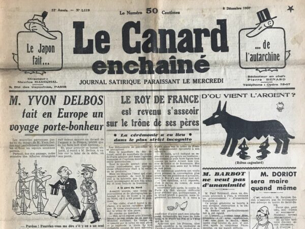 Couac ! | N° 1119 du Canard Enchaîné - 8 Décembre 1937 | L'article M. Yvon Delbos fait en Europe un voyage porte-bonheur par Pierre Bénard, publié dans "Le Canard Enchaîné" du 8 décembre 1937, est une satire des voyages diplomatiques de M. Yvon Delbos, ministre des Affaires étrangères de la France. Le texte tourne en dérision les succès superficiels de ces missions en soulignant l'importance anecdotique des signes de chance rencontrés durant le voyage. Bénard commence par souligner l'accueil courtois réservé à Delbos, notamment les nombreux déjeuners et dîners offerts par les dignitaires étrangers. Bien que cela puisse sembler un signe de succès, Bénard se moque de cette interprétation, insinuant que ces marqueurs de politesse ne sont pas des indicateurs réels de succès diplomatique. Le récit se poursuit avec des incidents humoristiques mettant en lumière la superstition de Delbos. À Berlin, Delbos interprète l'explosion d'une ampoule de magnésium comme un signe de chance, et à Varsovie, il considère la réception d'un sou percé par le ministre des Finances polonais comme un augure favorable. Cette série de signes de bon augure culmine lorsqu'il trébuche sur un fer à cheval en Pologne, ce qui est encore une fois perçu comme une chance. En Roumanie, un dîner officiel est marqué par le renversement du sel sur la nappe, un geste traditionnellement associé à la malchance. Delbos répond en lançant du sel par-dessus son épaule gauche, suivant un rituel superstitieux pour conjurer le mauvais sort, et la situation se résout de manière comique. Il trouve ensuite un trèfle à quatre feuilles, qu'il considère comme une compensation pour ne pas avoir obtenu tout ce qu'il attendait de son homologue roumain, M. Tataresco. Le clou de l'humour réside dans les réponses concernant les traités d'amitié franco-roumain et franco-serbe, trouvés respectivement sous la poussière et perdus quelque part. Delbos interprète même une expression vulgaire de surprise comme un signe de chance. L'article se termine par une remarque ironique sur les communiqués officiels qui affirment un "accord complet" sans préciser sur quoi cet accord porte réellement, accentuant ainsi le vide des résultats diplomatiques réels comparé aux signes de chance. En somme, l'article utilise l'humour et la satire pour critiquer la futilité perçue des efforts diplomatiques de Delbos, en se moquant des superstitions et en soulignant l'absence de résultats tangibles. | 1119 e1708166601193