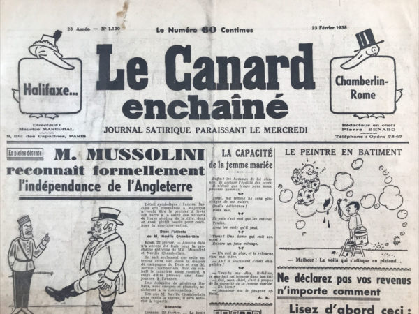 Couac ! | N° 1130 du Canard Enchaîné - 23 Février 1938 | MUSSOLINI reconnaît formellement l'indépendance de l'Angleterre, par André Guérin - L'article d'André Guérin, est une satire acerbe visant à ridiculiser les relations diplomatiques entre l'Italie fasciste de Mussolini et l'Angleterre de Neville Chamberlain. Utilisant l'ironie, Guérin met en lumière les absurdités et les contradictions apparentes dans la politique internationale de l'époque. Guérin commence par une déclaration satirique où Mussolini "reconnaît hautement et solennellement l'indépendance" de l'Angleterre, suggérant que de telles déclarations sont superflues et ridicules étant donné que l'indépendance de l'Angleterre n'a jamais été mise en question. Cette affirmation vise à souligner l'arrogance de Mussolini et à tourner en dérision ses prétentions impérialistes. La mention de Sir Oswald Mosley, le chef des chemises noires britanniques, comme possible vice-premier ministre à la demande de Mussolini, est une critique mordante de l'influence fasciste en Angleterre. Guérin exagère cette situation pour mettre en évidence les dangers de l'extrême droite et la complaisance potentielle des gouvernements démocratiques envers les régimes totalitaires. Guérin poursuit avec une description de la flotte italienne tirant des salves d'honneur à l'embouchure de la Tamise, une image qui souligne l'absurdité des gestes symboliques dans la diplomatie. La référence aux incidents à Majorque et aux navires britanniques coulés "sous le signe de la cordialité" critique la politique de non-intervention et les rapports hypocrites entre les nations. La description de la rencontre prévue entre Mussolini et Chamberlain, avec des généraux italiens en grande tenue et Chamberlain exigeant d'être prévenu une demi-journée à l'avance, accentue le caractère théâtral et inutilement pompeux de la diplomatie. Guérin se moque des formalités excessives et de l'attitude présomptueuse des dirigeants. Les rumeurs démenties concernant l'introduction de la mandoline dans les régiments de highlanders et le "pas romain" dans l'infanterie britannique soulignent l'absurdité des spéculations et des exagérations dans les médias et les discours officiels. Ces éléments renforcent le ton satirique de l'article, en ridiculisant les fausses informations et les craintes infondées. L'article d'André Guérin, sous couvert de satire, critique sévèrement les manœuvres diplomatiques et les alliances douteuses de l'époque. En exagérant les faits et en utilisant l'ironie, Guérin dévoile l'hypocrisie et l'absurdité des relations internationales entre les régimes fascistes et les démocraties, tout en mettant en garde contre les dangers de l'extrême droite. Le ton moqueur et les descriptions caricaturales servent à dénoncer les compromissions et les actions contradictoires des gouvernements face à la montée des totalitarismes. | 1130