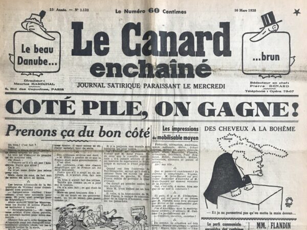 Couac ! | N° 1133 du Canard Enchaîné - 16 Mars 1938 | Le texte de Pierre Bénard intitulé Prenons ça du bon côté, paru dans *Le Canard Enchaîné* le 16 mars 1938, est une satire piquante qui commente de manière ironique et sarcastique les événements politiques internationaux, en particulier l'Anschluss de l'Autriche par l'Allemagne nazie. À travers un style satirique distinctif, Bénard utilise l'humour pour critiquer la réaction française et internationale face à cette annexion. Dès le début, Bénard adopte une tonalité cynique en évoquant les réactions françaises présumées avant l'Anschluss, ironisant sur le souhait naïf que l'Autriche ne soit pas annexée, sous-entendant que cela n'aurait pas été mieux non plus. Cette approche humoristique souligne l'absurdité de l'indifférence politique et de l'inaction face aux événements menaçants qui se profilent à l'horizon. L'auteur ridiculise également les réactions des politiciens français, tels que Maurras, Bailby et Flandin, qui hurlent et prédisent des conséquences catastrophiques, mais sont impuissants à empêcher l'expansionnisme hitlérien. Bénard pointe du doigt leur inaction et leur incapacité à anticiper efficacement les actions d'Hitler, soulignant ainsi les échecs de la diplomatie française de l'époque. La satire se poursuit avec une série d'observations acerbes sur les réponses politiques internationales, où les protestations françaises contre l'Anschluss sont tournées en dérision. Bénard caricature les discours diplomatiques creux et les menaces vaines adressées à l'Allemagne nazie, soulignant l'impuissance politique et la peur de l'engagement direct qui caractérisaient la politique étrangère française à cette époque. L'humour de Bénard atteint son apogée lorsque l'auteur évoque les conséquences prévisibles mais inévitables de l'Anschluss, moquant ceux qui prétendent avoir anticipé l'événement tout en continuant à se conformer à une politique d'apaisement inefficace. Cette critique se manifeste également à travers des personnages comme René Puaux, dont l'ignorance des intentions allemandes est tournée en dérision avec une subtilité ironique. En conclusion, l'article de Pierre Bénard ne se contente pas de divertir mais invite également à une réflexion critique sur la politique internationale et la diplomatie française de l'époque. À travers une satire aiguisée et incisive, Bénard dénonce les faiblesses et les contradictions de la politique française face à la montée en puissance de l'Allemagne nazie, offrant ainsi une critique mordante mais lucide des choix politiques et diplomatiques qui ont marqué cette période tumultueuse de l'histoire européenne. | 1133 e1708168076839