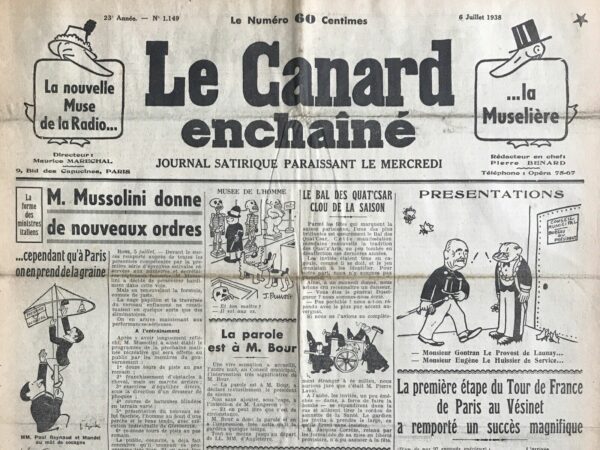 Couac ! | N° 1149 du Canard Enchaîné - 6 Juillet 1938 | Dans l'article La forme des ministres italiens, M. Mussolini donne de nouveaux ordres, publié le 6 juillet 1938 dans Le Canard enchaîné, André Guérin utilise un ton ironique et satirique pour décrire les nouvelles directives imposées par Benito Mussolini à ses ministres italiens. Guérin commence par rappeler les épreuves estivales précédentes réservées aux ministres et secrétaires, qui incluaient des activités ludiques comme la nage papillon et la traversée du cerceau enflammé. Ces premières épreuves étaient vues comme des éliminatoires légères comparées aux nouvelles exigences. Le programme des prochaines activités est décrit de manière burlesque, avec des exercices de plus en plus absurdes et ridicules. Parmi les épreuves, on trouve des tours de piste au pas romain, le franchissement d'obstacles à cheval en marche arrière, des exercices d'équilibre sous la direction d'un dresseur de phoques, une course de batteuses blindées sur terrain varié, et la présentation d'un nouveau salut fasciste impliquant des acrobaties comiques. Guérin mentionne que le public a déjà exprimé son approbation pour ce programme, soulignant l’absurdité de la situation. Il ajoute une touche de dérision en précisant que le ministre le plus performant participera au prochain conseil des ministres en portant les bottes de Mussolini. L'auteur poursuit en décrivant les conditions loufoques du prochain Conseil, telles que la tenue obligatoire jusqu'à la ceinture et l'entrée en séance sur les mains, les chapeaux hauts de forme tenus entre les dents. Il conclut en mentionnant une rumeur exagérée selon laquelle Mussolini pourrait enduire ses ministres de glu, les rouler dans des plumes et les jeter d'un troisième étage pour vérifier s'ils peuvent voler. À travers cet article, André Guérin se moque de la démesure et de l'absurdité des exigences de Mussolini, soulignant le caractère autoritaire et grotesque du régime fasciste italien. | 1149 e1708169262765