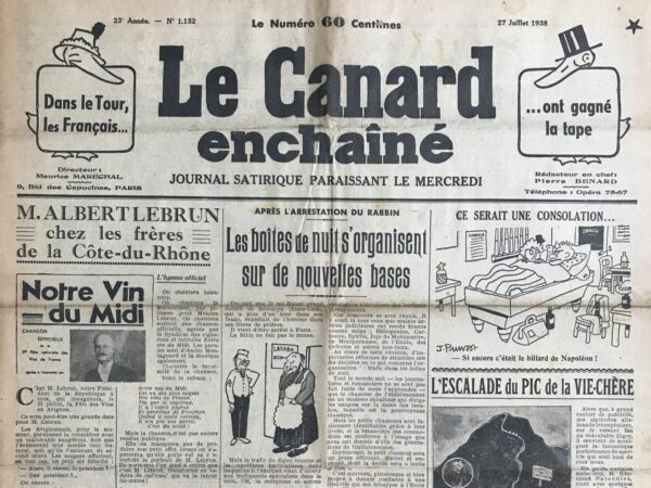 Couac ! | N° 1152 du Canard Enchaîné - 27 Juillet 1938 | L'article satirique L'Angleterre s'apprête à faire à M. Lebrun une réception vraiment républicaine par R. Tréno, publié le 27 juillet 1938 dans Le Canard enchaîné, se moque de la préparation d'une visite officielle du président de la République française, Albert Lebrun, à Londres, en contrastant ironiquement les protocoles monarchiques et républicains. Tréno commence par relater que dès leur retour à Londres, le roi George VI et la reine Elizabeth ont discuté de la réception prévue pour Albert Lebrun. Ils décident qu'une réception aussi somptueuse et royale que celle qu'ils ont eux-mêmes reçue à Paris serait inappropriée pour un président de la République. Ainsi, ils renoncent à des extravagances telles que faire loger Albert Lebrun dans des chambres historiques ou le recevoir en uniforme de maréchal. Des suggestions plus modestes, comme le porter d'un burnous, sont également écartées après des consultations discrètes avec les milieux officiels français. Finalement, la reine Elizabeth suggère de baser le programme des festivités sur le thème de la Révolution française, afin de refléter le caractère républicain de la visite. Tréno décrit avec humour le protocole républicain imaginé : Albert Lebrun et sa femme arriveront à Londres par métro, seront conduits en fiacre jusqu'à leur modeste hôtel de Whitechapel, et participeront à un repas où chaque plat est nommé en l'honneur de figures révolutionnaires françaises. Le menu inclut des plats comme "Sandwiches à l'ami du peuple", "Crevettes Thermidor", "Raie à Danton", et des vins nommés d'après Robespierre et Camille Desmoulins. Les festivités continueront avec une reconstitution de la prise de la Bastille et une pièce de théâtre sur la Déclaration des Droits de l'Homme à Hyde Park. L'article se termine en mentionnant une souscription pour offrir des soldats de plomb à "Poupou Lebrun" (le surnom du président), et annonce que celui-ci recevra l'ordre du Jacobin avant son départ. En résumé, l'article utilise l'humour et la satire pour critiquer subtilement les différences de traitement entre les monarques et les présidents, en soulignant l'absurdité potentielle d'appliquer des rituels monarchiques à une visite présidentielle républicaine. | 1152 e1708169579318