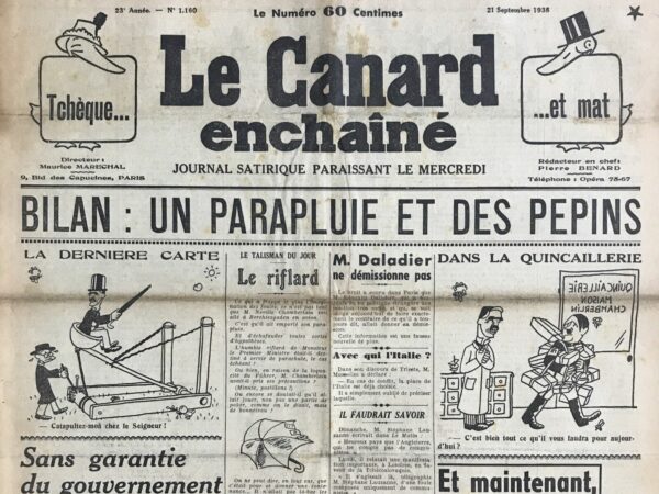 Couac ! | N° 1160 du Canard Enchaîné - 21 Septembre 1938 | L'article D'accord avec MM. Hitler et Mussolini, M. Chamberlain va organiser d'autres plébiscites, de R. Tréno dans *Le Canard enchaîné* du 21 septembre 1938 est une satire mordante de la situation politique européenne de l'époque, particulièrement des décisions prises par Neville Chamberlain concernant les plébiscites pour les Sudètes. R. Tréno commence par se moquer de Mussolini qui, à Trieste, aurait déclaré vouloir des plébiscites non seulement pour les Sudètes mais pour chaque nationalité. Cette déclaration ironique est utilisée pour souligner l'absurdité de la politique de plébiscite comme solution universelle pour les tensions nationales en Europe. Tréno met en évidence l'ironie dans l'adhésion de Hitler et Mussolini au droit des peuples à disposer d'eux-mêmes, une notion qu'ils manipulent à leur avantage. Ensuite, l'auteur imagine Chamberlain étendant cette logique de plébiscite à d'autres situations ridicules, comme organiser un plébiscite pour la minorité espagnole en Espagne, une situation absurde puisqu'ils constituent évidemment la majorité. Tréno utilise cet exemple pour critiquer l'inefficacité et le manque de sens des plébiscites lorsqu'ils sont utilisés sans discernement. Tréno aborde aussi la situation en Abyssinie, où il imagine Chamberlain insistant pour un plébiscite pour la minorité éthiopienne opprimée. Cette suggestion vise à souligner l'hypocrisie et la superficialité de la politique des plébiscites, en particulier dans des contextes coloniaux comme celui de l'Abyssinie, alors sous occupation italienne. Enfin, Tréno pousse l'ironie à l'extrême en suggérant qu'un plébiscite pourrait même être organisé en Italie, se moquant de l'idée que les peuples devraient toujours pouvoir décider de leur sort, même dans des contextes où cela semble absurde.   | 1160 e1708178072903