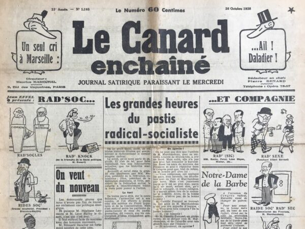 Couac ! | N° 1165 du Canard Enchaîné - 26 Octobre 1938 | ON AURA TOUT VU ! A Marseille, un policier arrête un gangster, est une parodie satirique écrite par Alexandre Breffort et publiée dans Le Canard enchaîné le 26 octobre 1938. Il raconte une histoire fictive surréaliste où un policier de Marseille arrête accidentellement un gangster, mais qui se révèle être un inspecteur de police infiltré. L'article commence par ironiser sur l'administration marseillaise et son manque de discernement, illustré par l'arrestation d'un respectable citoyen, Noré Pastisson, surnommé Noré l'assassin. Ce commerçant honnête mais aux activités controversées est soudainement pris pour cible par un policier qui le surveille de manière inappropriée. La situation dégénère lorsque l'inspecteur en civil tente d'arrêter Noré, provoquant une confusion générale et une course-poursuite sur les toits. Finalement capturé, l'homme nie initialement les accusations portées contre lui, prétendant être un trafiquant d'héroïne et d'opium avec des preuves factices. Cependant, après un interrogatoire poussé par le commissaire local, l'inspecteur de police est démasqué devant ses collègues stupéfaits et la population scandalisée. L'article se termine sur une note humoristique, décrivant l'agitation à Marseille et l'effort pour comprendre les motivations de l'inspecteur, ainsi que les réactions publiques et politiques à cet incident. En résumé, l'article d'Alexandre Breffort utilise l'ironie et le burlesque pour critiquer la bureaucratie, la vigilance excessive et les faux-semblants dans les services de police, tout en offrant une lecture divertissante et absurde de la vie quotidienne à Marseille à cette époque. | 1165 e1708169875153