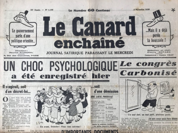 Couac ! | N° 1166 du Canard Enchaîné - 2 Novembre 1938 | De divers procédés électoraux, par Jules Rivet et publié dans Le Canard enchaîné le 2 novembre 1938. Il traite avec humour des différents systèmes électoraux et des propositions de réforme discutées à l'époque. Rivet commence par tourner en dérision l'annonce de M. Daladier concernant une éventuelle réforme électorale en France. Il caricature l'enthousiasme soudain pour la représentation proportionnelle (R.P.) et le scrutin d'arrondissement comme des remèdes ultimes aux maux du système politique français. Il poursuit en soulignant le manque d'inventivité dans les systèmes électoraux existants et propose ironiquement des alternatives absurdes et humoristiques, telles que le "scrutin uninominal amélioré de proportionnelle" où les élus changeraient de position politique en fonction des résultats électoraux. Rivet évoque également le tirage au sort comme méthode de sélection des représentants politiques, soulignant l'ironie de confier la destinée politique à l'innocence et à l'arbitraire d'un chapeau. Enfin, il termine sur une note encore plus fantaisiste en proposant un appareil distributeur de députés, semblable à une machine à distribuer des billets dans une gare, où les électeurs choisiraient leur représentant par couleur de bulletin.   | 1166