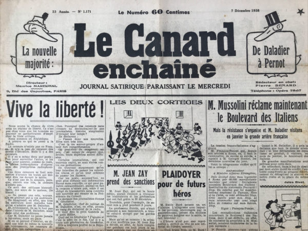 Couac ! | N° 1171 du Canard Enchaîné - 7 Décembre 1938 | L'article satirique de Pierre Bénard intitulé Vive la liberté ! paru dans Le Canard enchaîné du 7 décembre 1938, critique de manière ironique les pratiques de censure et de contrôle à la radio sous le gouvernement de l'époque, dirigé par M. Daladier. Bénard commence par affirmer sarcastiquement que la France vit sous un régime de liberté, soulignant que ce régime ne tolérerait pas la suppression de la critique libre. Il ironise sur l'absence officielle de censure à la radio en affirmant qu'il y a bel et bien des censeurs, même si officiellement la censure n'existe pas. Il décrit les censeurs comme des individus bien intentionnés, des "amis de la maison", qui préviennent les journalistes radiophoniques des sujets sensibles ou des critiques potentielles envers M. Daladier, sous prétexte de protéger l'intérêt des auditeurs. Bénard tourne en dérision le fait que M. Daladier, selon lui, ne pense jamais pour lui-même mais toujours dans l'intérêt du pays. L'article caricature les censeurs de la radio qui vont jusqu'à rédiger leurs propres dépêches, se vantant de la qualité de leurs nouvelles, mais trouvent injuste que seules leurs informations soient diffusées. Bénard critique ainsi l'autoritarisme grandissant au sein de la direction de la radio française, comparant ironiquement M. Génébrier, chef de cabinet de M. Daladier, à Goebbels, le ministre de la Propagande de l'Allemagne nazie. En conclusion, l'article de Bénard utilise l'ironie pour critiquer la prétendue liberté d'expression et la gestion des médias sous le gouvernement français de l'époque, soulignant les contradictions et les pratiques de contrôle qui s'opposent à l'idéal démocratique de liberté de la presse. | 1171