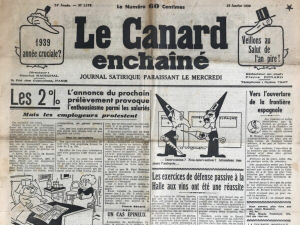 Couac ! | N° 1178 du Canard Enchaîné - 25 Janvier 1939 | L'article A l'instar de M. Chamberlain, L'idée d'un service civil volontaire est accueillie en France avec un magnifique entrain, par André Guérin, publié dans Le Canard Enchaîné le 25 janvier 1939, est une satire mordante de la proposition britannique d'un service civil volontaire et de la réaction française à cette idée. Guérin commence par établir un parallèle entre la proposition de Neville Chamberlain en Angleterre et l'adoption enthousiaste de l'idée en France. Il note avec ironie que bien que la France ne soit pas l'Angleterre, où la conscription n'existe pas, la mobilisation des civils en France pourrait tout de même se faire pour occuper des postes militaires. Cette distinction souligne une critique implicite de la bureaucratie et de l'absurdité des politiques françaises, où tout le monde est mobilisé mais où il est encore nécessaire de lever des volontaires. L'article tourne rapidement à la satire en décrivant l'enthousiasme exagéré et presque absurde des volontaires français. Guérin se moque de l'idée que, malgré le danger et les avertissements de Chamberlain, les volontaires français se précipitent pour remplir les postes disponibles. Il ridiculise également les clichés patriotiques en montrant des civils prêts à remplacer des notaires pour tourner des obus ou à remplacer des mercantis de guerre. Guérin utilise un ton sarcastique pour critiquer l'hypocrisie et l'inefficacité des politiques gouvernementales. Par exemple, il se moque des notaires censés tourner des obus et des fabricants de camemberts en plâtre, soulignant le ridicule des situations créées par la bureaucratie militaire. En mentionnant la haute couture et les conférenciers patriotiques, il expose l'absurdité des tâches attribuées aux volontaires civils, accentuant ainsi le décalage entre les attentes et la réalité. L'article critique également l'attitude de bravoure excessive des volontaires, décrivant une émulation absurde où chaque soldat se vante de sa capacité à accomplir des tâches civiles. Guérin se moque de l'idée que les civils seraient prêts à laisser repousser leurs cheveux ou à échanger leurs casques contre des chapeaux melons, soulignant l'ironie et le cynisme de la situation. La conclusion de l'article insiste sur l'absurdité et l'hypocrisie des politiques militaires françaises. Guérin suggère que ceux qui se croyaient plus malins en restant en tenue de campagne seront finalement exposés et débusqués. Cette dernière remarque critique l'illusion de sécurité et l'hypocrisie des embusqués, tout en soulignant l'inutilité de la contrainte lorsque l'abnégation et l'enthousiasme suffisent pour remplir les rangs.   | 1178 e1708178498356