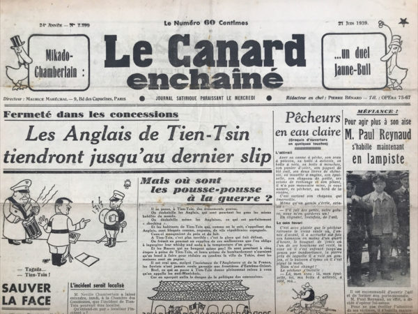 Couac ! | N° 1199 du Canard Enchaîné - 21 Juin 1939 | Dans son article - Avec garantie du gouvernement - du 21 juin 1939 pour Le Canard enchaîné, Pierre Bénard critique sévèrement la politique étrangère de la France, en particulier la promesse de garanties de sécurité faites à d'autres pays. Il emploie un ton mordant et ironique pour exposer les contradictions et les manquements de cette politique. Bénard commence par se moquer du fait que les diplomates français, autrefois respectés, doivent désormais "vendre" la garantie de la France comme un produit bon marché, tel un vendeur de machines à coudre ou de produits pharmaceutiques. Il décrit les petites nations comme sceptiques et méfiantes, soulignant leur droit de se poser des questions après l'abandon de la Tchécoslovaquie par les Alliés. L'article souligne l'ironie de la situation : autrefois, les petits pays sollicitaient des garanties de sécurité, mais maintenant, ce sont les grandes puissances qui les offrent désespérément. Il illustre cette situation en parlant des ambassadeurs français qui, bicorne à la main, mendient presque l'acceptation de leurs garanties. Bénard critique aussi la politique de Georges Bonnet, le ministre des Affaires étrangères, en la qualifiant de "carambouille", c'est-à-dire une tromperie ou une escroquerie. Il souligne l'humiliation de voir les Russes mener les diplomates français en bateau, en référence aux négociations infructueuses avec l'Union soviétique. L'article rappelle également la politique antérieure de la France, qui consistait à signer des accords mineurs avec l'Allemagne et à encourager cette dernière à s'occuper de l'Ukraine, politique qui a échoué. Maintenant, la France se trouve à devoir garantir l'intégrité du sol soviétique, ce qui provoque l'amusement de Molotov, le ministre des Affaires étrangères soviétique. Bénard note l'ironie de la situation où la France, qui avait rejeté l'alliance soviétique et démantelé la sécurité collective de la Société des Nations, se retrouve maintenant à essayer de recréer une forme de sécurité collective, mais cette fois-ci bien plus dangereuse et coûteuse. Il critique la passivité du gouvernement français depuis Munich, notant que malgré les serments solennels, aucune action concrète n'a été entreprise pour rétablir la paix. Bénard termine en affirmant que la France devrait toujours être demandeuse de la paix, tout en se moquant des poses avantageuses des politiciens dans les photos officielles, soulignant ainsi leur manque de crédibilité et d'efficacité. En somme, l'article de Pierre Bénard dénonce l'inefficacité et l'hypocrisie de la politique étrangère française à la veille de la Seconde Guerre mondiale, tout en utilisant un ton ironique pour souligner les contradictions et les échecs des dirigeants de l'époque. Fernand Trignol, remplaçant Michel Duran pour critiquer le film Fric-Frac dans Le Canard enchaîné du 21 juin 1939, commence par exprimer sa réticence initiale à le voir, mais il est agréablement surpris. Il qualifie le film de bon, avec des dialogues authentiques et crédibles, attribuant cette qualité à Michel Duran, bien que celui-ci ne soit pas l'auteur du scénario. L'histoire tourne autour de Fernandel, jouant un bijoutier qui se mêle à une bande de cambrioleurs dirigée par Michel Simon. Trignol loue les performances des acteurs principaux, notamment Fernandel et Arletty, bien que la crédibilité de l'amour entre Fernandel et Hélène Robert soit remise en question. Il critique également le choix d'Edouard Bourdet de quitter la France pour Buenos Aires après avoir touché son cachet, laissant des actrices âgées de la Comédie-Française derrière lui.   | 1199