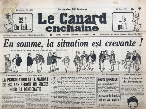 Couac ! | N° 1200 du Canard Enchaîné - 28 Juin 1939 | la prorogation et le mandat de six ans seront un succès pour la démocratie - La critique satirique de Pierre Bénard sur la prorogation de la Chambre et l'établissement d'un mandat parlementaire de six ans par M. Daladier est empreinte d'ironie et de cynisme. Bénard commence par annoncer de manière sarcastique que cette décision est une "nouvelle heureuse". Il compare la prolongation du mandat des députés à l'engagement prolongé des soldats sur la ligne Maginot, soulignant l'ironie de cette comparaison. Il critique l'argument selon lequel les députés ont été élus pour un mandat de quatre ans et que la prolongation constituerait un manquement à la parole envers les électeurs. Il tourne en dérision cet argument en faisant un parallèle avec la mobilisation des soldats, soulignant que ces derniers n'ont pas protesté malgré une prolongation de leur service. Bénard explore l'idée que les députés changent souvent d'opinion politique au cours de leur mandat, citant des exemples historiques pour illustrer ce point. Il soutient que les parlementaires élus sous une bannière politique peuvent changer de camp au fil des années, justifiant ainsi un mandat plus long pour stabiliser leurs convictions. Il ironise sur l'idée que les électeurs ont un mot à dire dans cette décision, insinuant que les futures élections pourraient se dérouler sur des bases absurdes et déconnectées des préoccupations réelles du peuple. Il critique le détachement entre les dirigeants et la volonté populaire, mettant en lumière les paradoxes de la démocratie représentative. En conclusion, Bénard se moque des justifications données pour la prorogation du mandat parlementaire, suggérant que cela donnera à M. Daladier une autorité accrue pour prendre des décisions rapides sans véritable consultation démocratique, soulignant ainsi les aspects critiques et cyniques de la politique française de l'époque. | 1200