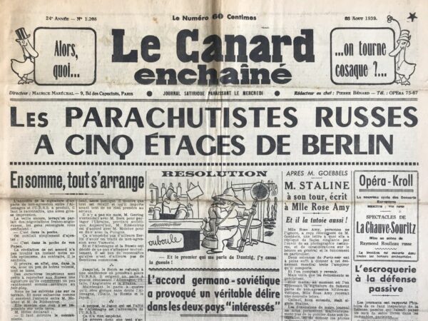 Couac ! | N° 1208 du Canard Enchaîné - 23 Août 1939 | En somme, tout s'arrange, par Pierre Bénard - Pierre Bénard, dans son article du 23 août 1939 publié dans *Le Canard enchaîné*, utilise son habituel style satirique pour commenter l'annonce du pacte de non-agression entre l'Allemagne nazie et l'Union soviétique. L'auteur aborde cette alliance inattendue avec une ironie mordante, mettant en lumière l'absurdité des situations politiques de l'époque et les revirements spectaculaires des alliances internationales. L'article commence par une remarque sur l'effet de surprise causé par la signature du pacte, surtout après que les négociations franco-anglo-soviétiques avaient été présentées comme pratiquement conclues. Bénard se moque de l'optimisme naïf des "gens renseignés" en rappelant que les véritables gagnants étaient en réalité les Allemands, notamment von Papen. Cette remarque initiale établit le ton sarcastique de l'article, préparant le lecteur à une critique acerbe des développements politiques. Bénard continue en soulignant que cette nouvelle entente entre l'Allemagne et l'URSS, loin de choquer, devrait plutôt renforcer l'optimisme, car elle montre qu'avec un peu de bonne volonté, même les ennemis idéologiques peuvent trouver un terrain d'entente. Il ironise sur les déclarations passées de Hitler et Staline, qui s'opposaient fermement l'un à l'autre, en notant que ces "grands cris" n'ont finalement pas empêché les deux dirigeants de devenir des "gentlemen" capables de négocier. L'auteur tourne également en dérision les critiques des Russes qui voient dans ce pacte une trahison du fair-play, préférant voir cette signature comme une leçon de pragmatisme. En saluant l'accord entre Molotov et Ribbentrop, Bénard suggère que cette entente est un exemple de la flexibilité et de la relativité des principes en diplomatie internationale. Bénard illustre ensuite la volatilité des alliances en rappelant que, quelques mois plus tôt, l'Allemagne envisageait de partager l'Ukraine avec la Pologne, tandis que maintenant, elle s'entend avec l'URSS pour envahir la Pologne. Il souligne l'incohérence de Berlin, qui a un traité de non-agression avec Varsovie tout en préparant son invasion. Enfin, l'article se termine par une remarque sur l'ironie de la situation où l'Allemagne et la Russie n'ont même pas de frontières communes à défendre, ce qui rend ce pacte encore plus absurde. Bénard souligne que tout cela montre que "tout s'arrange" d'une manière ou d'une autre, même dans les circonstances les plus inattendues. En somme, Pierre Bénard utilise cet article pour dénoncer la cynique réalité de la politique internationale à travers une satire mordante. Son analyse ironique des événements montre l'absurdité des alliances et des retournements politiques, tout en offrant une critique implicite des dirigeants et de leurs motivations. Son style vif et satirique permet de présenter une réflexion profonde sur la nature volatile et souvent hypocrite des relations internationales. | 1208 e1708180159227