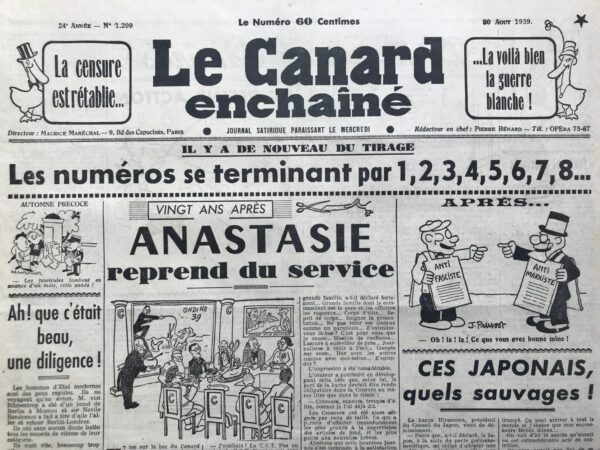 Couac ! | N° 1209 du Canard Enchaîné - 30 Août 1939 | Le retour d'Anastasie, Dame censure "Mais enfin, pourquoi vous obstinez-vous à vous appeler Canard Enchaîné ? Il n'y a plus de censure". Si le Canard s'était effectivement "déchainé" du 15 octobre 1919 (No 172) au 28 avril 1920 (No 200), il avait vite repris son titre, avec clairvoyance, "se doutant bien, parbleu ! que cette liberté apparente n'était pas du cousu main, et que les temps difficiles reviendraient". C'est le cas avec le décret du 27 août 1939, qui rétablit la censure, pour de nombreux secteurs : presse écrite, radio, cinéma, théâtre, publicité, chansons... Elle relève du Commissariat général à l'information, créé le 29 juillet 1939, dont la Direction de la presse et du contrôle est confiée à l'écrivain Jean Giraudoux, cornaqué cependant par les militaires du 2ème Bureau. Comme sa devancière en 1914-1919, davantage peut-être, la censure de 1939-1940 fut injuste, arbitraire et incohérente. Elle "caviarda" toute appréciation pouvant porter atteinte au moral de la nation et toute expression d'un sentiment pacifiste. Pour le Canard, les échos politiques étaient particulièrement visés, et, à partir de ce numéro, il parut avec des coupures (des blancs) plus ou moins importantes. Contrairement à la règle qui voulait que les articles censurés soient remplacés, le Canard laissa des blancs dans ses colonnes, jusqu'à l'arrêt de sa publication le 5 juin 1940. Cependant, à compter de novembre 1939, il les orna soit de caricatures d'Anastasie avec ses ciseaux, soit de dessins ou de commentaires ironiques. SP | 1209 1