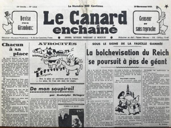 Couac ! | N° 1213 du Canard Enchaîné - 27 Septembre 1939 | SOUS LE SIGNE DE LA FAUCILLE GAMMÉE, La bolchevisation du Reich se poursuit à pas de géant - L'article de R. Tréno publié dans "Le Canard enchaîné" le 27 septembre 1939 est une satire cinglante et audacieuse qui tourne en dérision la possibilité d'une transformation de l'Allemagne nazie vers le communisme. Tréno utilise un ton sarcastique et ironique pour décrire une série de supposés changements radicaux au sein du régime hitlérien, suggérant que sous l'influence de l'Union soviétique, Hitler et ses partisans adoptent des pratiques bolcheviques. L'article caricature Hitler et ses proches, imaginant des scènes où des magnats de l'industrie allemande comme Krupp et Thyssen dirigent des "soviets" dans leurs usines, abandonnant leurs habits bourgeois pour des tenues prolétariennes. Il raconte aussi le remplacement de "Mein Kampf" par "Le Capital" de Marx dans les bibliothèques allemandes, ainsi que la création d'une "Place Karl-Marx" à Berlin. Ces exagérations satiriques visent à souligner l'absurdité de l'idée que le nazisme puisse se métamorphoser en un régime communiste. En se moquant des changements de politique supposés et en introduisant des éléments comiques comme l'invitation fictive de Goering à Dimitrov pour inaugurer le Reichstag reconstruit, Tréno utilise l'humour pour critiquer implicitement le régime nazi et ses contradictions idéologiques. L'article, bien que publié en période de guerre et de tension intense, prend des libertés avec la réalité pour mieux souligner les paradoxes et les incohérences du régime hitlérien. Ainsi, cet article de Tréno dans "Le Canard enchaîné" illustre comment la satire peut être utilisée pour déconstruire et ridiculiser les puissants, même dans les moments les plus sombres de l'histoire moderne. | 1213