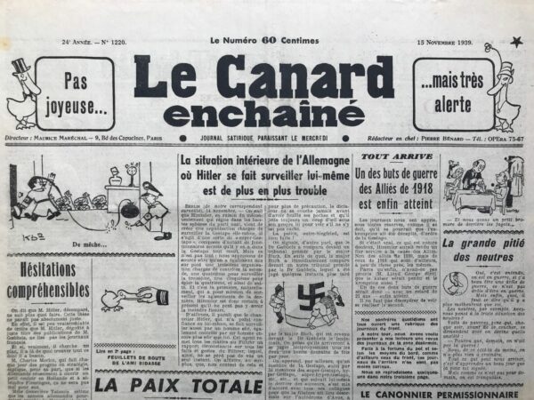 Couac ! | N° 1220 du Canard Enchaîné - 15 Novembre 1939 | La situation intérieure de l'Allemagne où Hitler se fait surveiller lui-même est de plus en plus trouble - L'article de Roger Salardenne dans "Le Canard enchaîné" du 15 novembre 1939 critique de manière humoristique et acerbe la situation intérieure de l'Allemagne nazie. Il décrit l'absurdité et la paranoïa croissante au sein du régime de Hitler, surtout en ce qui concerne les mesures de surveillance et de sécurité. Himmler, en réponse au mécontentement au sein du parti nazi, a créé une "super-Gestapo" pour surveiller la Gestapo. Cependant, la situation devient encore plus absurde avec plusieurs niveaux de surveillance successifs : une organisation pour surveiller la super-Gestapo, une autre pour surveiller celle-ci, et ainsi de suite. Finalement, la première organisation surveille la dernière, créant un cycle sans fin de surveillance mutuelle. Hitler, ne faisant pas confiance à ses propres actions, se fait surveiller par un agent de confiance, lui-même surveillé par un autre agent. Chaque matin, Hitler reçoit un rapport détaillé sur ses propres actions, garantissant qu'il ne perd jamais le contrôle. L'auteur ajoute que Hitler ne se couche jamais sans fouiller ses poches et vérifier sous son lit pour des menaces potentielles. Le texte aborde également le système judiciaire nazi avec le Dr Goebbels et le major Buch se jugeant mutuellement à plusieurs reprises, soulignant l'absurdité du régime. Il décrit ensuite une filature sans fin où un membre de la Gestapo, suivi par 34 autres agents, décide que la filature devrait se dérouler sur l'autodrome d'Avus à Berlin. Cette situation ridicule souligne la bureaucratie et l'inefficacité du régime, avec les agents littéralement "tournant en rond". Enfin, le maréchal Hermann Goering, célèbre pour sa vanité, commande d'urgence 453 nouveaux uniformes couleur muraille, illustrant la futilité et la démesure des dirigeants nazis. En conclusion, l'article critique mordant du régime nazi met en lumière l'absurdité de la surveillance excessive et la paranoïa qui règnent au sein du gouvernement. Par l'humour et l'ironie, il dépeint un régime qui, sous couvert de contrôle et de sécurité, sombre dans le ridicule et l'inefficacité. | 1220