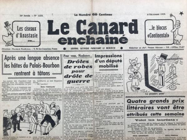 Couac ! | N° 1223 du Canard Enchaîné - 6 Décembre 1939 | Après une longue absence les hôtes du Palais-Bourbon rentrent à tâtons - L'article de Pierre Bénard, publié dans *Le Canard enchaîné* le 6 décembre 1939, dépeint avec humour et légèreté la rentrée des députés au Palais-Bourbon après une longue absence due aux événements tumultueux de la période. Utilisant une série d'anecdotes et de situations cocasses, Bénard souligne à la fois l'absurdité et l'humanité de la scène parlementaire française de l'époque. L'auteur, fidèle au ton satirique du *Canard enchaîné*, observe les élus du peuple avec une ironie bienveillante. Les députés, après une longue interruption de leurs travaux, semblent quelque peu désorientés, tant par les lieux que par leurs collègues qu'ils ne reconnaissent plus. Cette désorientation est illustrée par des anecdotes comme celle de M. Frossard, myope, qui se perd dans les couloirs, et celle de M. Ybarnegaray, incapable de reconnaître personne. Les interactions entre les députés sont marquées par une confusion comique, amplifiée par le formalisme de leurs échanges. Les exemples de M. Henri de Kerillis et M. Paul Reynaud, ainsi que de M. Deschizeaux et M. Hippolyte Ducos, montrent des hommes politiques embarrassés de ne pas se rappeler les noms de leurs collègues. Ces moments de méprise, corrigés par des huissiers ou par des excuses embarrassées, rappellent que malgré leurs statuts, ces élus restent profondément humains et faillibles. Bénard ne manque pas de critiquer subtilement l'organisation et l'administration parlementaires. La décision de placer des flèches indicatrices dans les couloirs pour éviter que les députés se perdent est une solution qui frôle le ridicule, montrant à quel point l'absence prolongée a pu désorganiser le fonctionnement normal du Palais-Bourbon. L'arrière-plan de la Seconde Guerre mondiale est implicitement présent tout au long de l'article. La mention des députés mobilisés et arrêtés rappelle les sacrifices et les bouleversements causés par la guerre, contrastant avec la légèreté des scènes décrites. Cette juxtaposition souligne l'anomalie et l'incongruité de la scène parlementaire dans un contexte de guerre, où le quotidien des élus est à la fois interrompu et transformé. Enfin, la buvette apparaît comme un lieu de repère immuable, où M. Le Pevedic retrouve facilement son chemin. Cette scène sert de clin d'œil à l'invariabilité de certaines habitudes, même en temps de crise. Le vin vieux, laissé intact par l'absence prolongée des députés, devient un symbole de continuité et de nostalgie. L'article de Pierre Bénard est un témoignage humoristique et critique de la vie parlementaire française en temps de guerre. À travers des anecdotes savoureuses et des observations fines, Bénard parvient à capturer l'essence de la rentrée des députés au Palais-Bourbon, mêlant légèreté et gravité, ridicule et humanité. Ce texte est une illustration parfaite du style satirique du *Canard enchaîné*, capable de tourner en dérision les travers du pouvoir tout en offrant une réflexion sur la condition humaine. | 1223