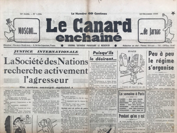 Couac ! | N° 1224 du Canard Enchaîné - 13 Décembre 1939 | JUSTICE INTERNATIONALE La Société des Nations recherche activement l'agresseur" par Pierre Bénard- Pierre Bénard, dans son article publié le 13 décembre 1939 dans *Le Canard enchaîné*, utilise son style satirique pour critiquer la Société des Nations (SDN) et ses inefficacités face aux agressions en Europe. À travers un ton ironique et des observations caustiques, Bénard dénonce l'incapacité de cette organisation internationale à identifier et à agir contre un agresseur non spécifié mais évident dans le contexte de l'époque. Dès le début de l'article, Bénard introduit une réunion urgente de la SDN à Genève, motivée par la présence d'un agresseur quelque part en Europe. La manière dont il présente cette découverte, comme si elle était une nouveauté choquante, souligne l'inefficacité et la lenteur de la SDN à réagir face à une menace bien connue. Bénard poursuit en décrivant la recherche de l'agresseur comme une intrigue de roman policier où l'identité du coupable reste mystérieuse en raison du grand nombre de suspects potentiels. Cette analogie illustre l'absurdité et l'impuissance de la SDN, incapable de nommer et de confronter directement les responsables des agressions en Europe. La mention des techniciens de Genève, cherchant l'agresseur avec l'intention de faire durer l'enquête, renforce le sentiment d'une farce bureaucratique plutôt que d'une véritable enquête. L'article évoque également les réactions des spectateurs, dont certains frappent des coudes et se tapotent le menton en signe de scepticisme et de frustration. Bénard attribue ces comportements à des figures exilées comme l'ex-Négus, l'ex-roi Zogou et l'ex-président Benès, soulignant la perte de confiance et l'incrédulité face aux actions de la SDN. En abordant la question des sanctions, Bénard fait intervenir l'éminent confrère Stéphane Lauzanne, qui s'oppose fermement aux sanctions, les associant à la guerre. Lauzanne se vante que son opposition aux sanctions a permis d'épargner la France du fléau de la guerre, un point de vue que Bénard présente sans ajouter de commentaire, laissant la déclaration se suffire à elle-même pour souligner son absurdité. L'article de Bénard, par son ton satirique et ses observations mordantes, critique sévèrement la SDN et son incapacité à répondre efficacement aux crises internationales. En ridiculisant les réunions, les recherches et les débats de l'organisation, Bénard souligne la gravité des agressions en Europe et l'ineptie des tentatives diplomatiques pour y faire face. Ce texte reflète parfaitement le style du *Canard enchaîné*, capable de tourner en dérision les institutions tout en offrant une critique profonde et pertinente de la situation internationale de l'époque. | 1224