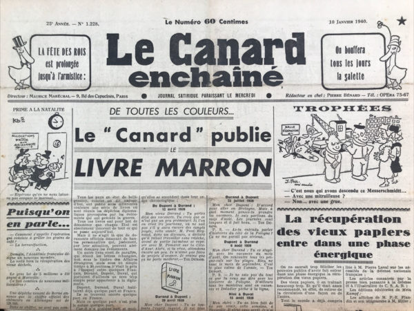 Couac ! | N° 1228 du Canard Enchaîné - 10 Janvier 1940 | L'article satirique UN REPORTAGE en Allemagne camouflée par Roger Salardenne, publié dans "Le Canard Enchaîné" le 10 janvier 1940, se moque de manière humoristique du régime et de la propagande en Allemagne nazie à l'époque. Roger Salardenne, se présentant comme un "envoyé spécial camouflé en allumeur de réverbères", raconte une expérience dans une grande ville allemande où le camouflage est devenu une norme. Il décrit comment la ville est transformée de manière absurde pour masquer la réalité sous le régime d'Hitler : 1. Les habitants sont déguisés de façon incongrue : les femmes en hommes et vice versa, les animaux changent de comportement (chiens miaulant et chats aboyant), et les passants parlent des langues étrangères comme le malgache. 2. Les bâtiments publics sont métamorphosés : le Rathaus (hôtel de ville) ressemble à un minaret persan, l'horloge de la cathédrale est déguisée en pavillon de chasse, et les configurations des rues et des bâtiments sont inversées ou déformées. 3. Les commerces sont également transformés : des charcuteries vendent de la quincaillerie, les pharmacies proposent de la sciure en conserve et du barbelé en tranches, illustrant une absurdité totale. L'article continue avec une interaction comique entre Salardenne et un "schupo" (un policier) qui, au lieu de saluer avec "H... Hitler", répond avec une phrase inventée ("Tru[, trul, labidru !") pour éviter l'attention. Cette scène souligne la paranoïa et les règles strictes imposées sous le régime nazi. Enfin, Salardenne découvre dans son hôtel transformé une piscine municipale et un portrait grotesque du Führer représenté comme un porc-épic tondu en caniche, illustrant l'absurdité et la dérision de la propagande nazie. En résumé, l'article de Roger Salardenne dans "Le Canard Enchaîné" utilise le camouflage physique et métaphorique pour critiquer satiriquement la politique et la société allemande sous Hitler, mettant en lumière l'absurdité et la répression omniprésentes dans la vie quotidienne sous le régime nazi. | 1228