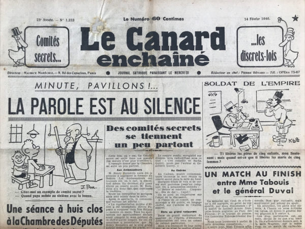 Couac ! | N° 1233 du Canard Enchaîné - 14 Février 1940 | L'article de R. Tréno intitulé Des comités secrets se tiennent un peu partout, paru dans "Le Canard Enchaîné" le 14 février 1940, se moque avec humour de la tendance à organiser des réunions secrètes dans différents milieux parisiens à l'époque. Tréno commence par évoquer l'adaptation du concept de comité secret par M. Henry Bernstein aux Ambassadeurs, où une représentation de la pièce "Elvire" est jouée devant un public restreint composé d'amis triés sur le volet. Après le spectacle, un communiqué triomphal est affiché, vantant le succès incontesté de la performance et la supériorité d'Elvire Popesco sur les grandes actrices du passé. Il continue en décrivant un comité secret au Cadran, un café où quelques individus inconnus (il s'agit des collaborateurs du Canard...) se réunissent dans une salle arrière. Les bruits de leur discussion sur un jeu de cartes intriguent les autres clients, mais le sujet exact reste mystérieux. Un communiqué chiffré est affiché à la fin de leur rencontre, ajoutant à l'ambiance de secret. Tréno élargit ensuite son propos à un grand restaurant près de l'Opéra, où des personnalités importantes se rencontrent secrètement dans une salle privée. Le maître d'hôtel reste discret et aucun compte rendu détaillé des débats n'est révélé au public. Même M. Sacha Guitry ne manque pas à l'appel des comités secrets, tenant une réunion solo dans son propre cabinet de travail pendant trois heures, où il se livre à un monologue intense. Malgré ses précautions, certaines de ses paroles sont interceptées par ses voisins. Tréno conclut en annonçant que même la presse française va organiser des comités secrets, comme dans les studios de rédaction où des avertissements contre les "oreilles ennemies" sont affichés. Il termine sur une note d'ironie, suggérant que cette paranoïa est exagérée mais révélatrice de l'atmosphère de méfiance de l'époque.   | 1233