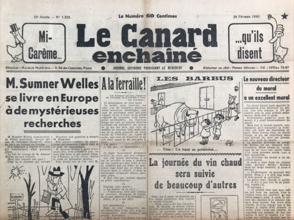 Couac ! | N° 1235 du Canard Enchaîné - 28 Février 1940 | L'article M. Sumner Welles se livre en Europe à de mystérieuses recherches de Pierre Bénard, publié dans "Le Canard Enchaîné" le 28 février 1940, est une satire qui joue avec le mystère et l'incertitude entourant le voyage de Sumner Welles, envoyé spécial du Président Roosevelt, en Europe. Sumner Welles, sous-secrétaire d'État américain, est en Europe pour une enquête mystérieuse. La nature de cette enquête n'est pas explicitée, ce qui permet à Bénard de développer un récit plein de suspense et d'humour. Dès le début, l'article évoque le manque apparent d'intérêt en Europe à ce moment-là, renforçant ainsi l'idée que ce voyage pourrait être prématuré ou inutile. À Rome, Welles est reçu cordialement par Mussolini, mais l'entretien reste insignifiant. L'auteur insère un élément comique lorsque Mussolini offre une photographie de lui-même à Welles. La conversation sur une mystérieuse jeune fille disparue est particulièrement intrigante et absurde, soulignant le romantisme naïf attribué aux Américains. À Londres, l'entrée dans 10 Downing Street sans le célèbre parapluie de Chamberlain symbolise un changement de saison et peut-être de politique. Welles continue de poser des questions bizarres sur la jeune fille mystérieuse, ce qui embarrasse Chamberlain. À Paris, l'accueil chaleureux est similaire aux autres visites, avec une réponse humoristique lorsqu’on suppose que Welles veut voir la célèbre artiste française Mistinguett. À Berlin, Hitler livre un long discours, après quoi Welles pose sa question habituelle. Hitler suggère de demander à Himmler, mais la réaction de Welles à la vue de Himmler est comiquement résignée, montrant une aversion implicite. Bénard utilise des éléments comiques et satiriques pour souligner l'absurdité et le mystère de la mission de Welles. L'insistance sur une jeune fille disparue, qui semble être une quête romantique et futile au milieu des événements mondiaux graves, crée un contraste humoristique. Les interactions avec les dirigeants européens sont également décrites de manière à mettre en lumière le décalage entre les préoccupations de Welles et la réalité politique de l'Europe. L'article se termine sur une note de mystère non résolu. Welles n'a pas trouvé ce qu'il cherchait et le but exact de sa mission reste inconnu, tout comme l'identité de la mystérieuse jeune fille. Cela laisse le lecteur dans une confusion amusée, typique du style satirique de "Le Canard Enchaîné". Pierre Bénard utilise habilement l'humour et la satire pour traiter un événement diplomatique réel, transformant le voyage de Sumner Welles en une quête absurde et mystérieuse. Cette technique permet de critiquer de manière légère et divertissante les actions politiques tout en maintenant l'intérêt du lecteur à travers des situations comiquement exagérées et des dialogues inventés. | 1235