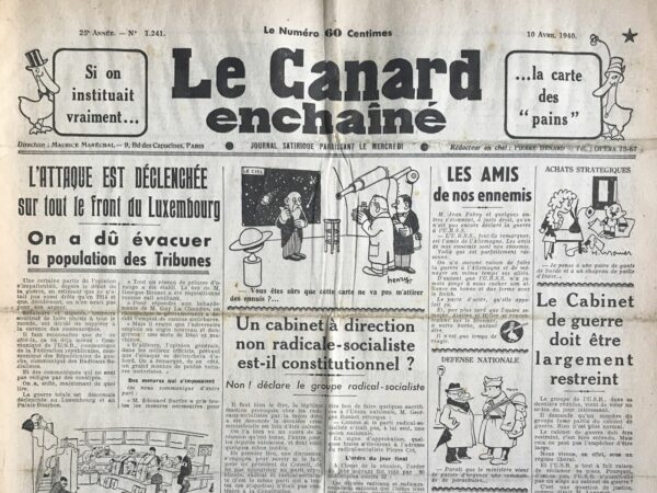 Couac ! | N° 1241 du Canard Enchaîné - 10 Avril 1940 | Dans son article L'attaque est déclenchée sur tout le front du Luxembourg, On a dû évacuer la population des Tribunes -  publié dans "Le Canard Enchaîné" le 10 avril 1940, Pierre Bénard utilise son humour acerbe pour commenter la situation politique en France, en la comparant de manière satirique à une guerre véritable. Bénard commence par noter l'impatience de certaines parties de l'opinion publique qui, depuis le début de la guerre, estiment ne pas en avoir "pour leur argent" en termes de spectacle et de divertissement, par rapport à 1914. En réponse, les sénateurs et députés ont multiplié les communiqués pour satisfaire cette demande. Il énumère avec ironie les divers communiqués de partis politiques, soulignant que ces nouvelles informations sont désormais disponibles pour la lecture publique. Il poursuit en décrivant la situation politique comme une guerre totale déclenchée au Luxembourg et au Palais-Bourbon. Il décrit cette "guerre" avec des termes militaires, rapportant des actions comme le tir des casemates, les combats de patrouilles et les torpillages dans les couloirs du Palais-Bourbon. Bénard mentionne même l'abattage d'un "canard de reconnaissance", ajoutant une touche de dérision à la gravité des termes militaires. Le texte continue avec des descriptions plus farfelues et satiriques, comme l'évocation d'un coup de main contre le gouvernement qui aurait capturé M. Le Cour Grandmaison, ou encore l'utilisation du nez de M. Georges Bonnet comme rail antichar. Il critique les divisions et les conflits internes à la Chambre des députés en les comparant à des préparations militaires, et il mentionne des mesures absurdes comme la réquisition de vin chaud pour les combattants et une indemnité supplémentaire pour les parlementaires. Le point culminant de l'article est l'annonce de la création d'un nouveau groupe parlementaire, avec Pierre Laval à sa tête, groupe qui aurait été appelé "groupe franc" si ce titre n'avait pas risqué d'être mal interprété. Enfin, Bénard rapporte avec humour que l'attaque est déclenchée sur tout le front du Luxembourg, menée par le clan des Reibel, nécessitant l'évacuation des tribunes pour des raisons de sécurité. Dans cet article, Pierre Bénard utilise une satire mordante pour commenter les absurdités et les divisions de la scène politique française, les comparant à une guerre pleine de farces et de futilités, mettant en lumière le contraste entre les véritables horreurs de la guerre et les querelles internes des politiciens. | 1241 e1708180555926