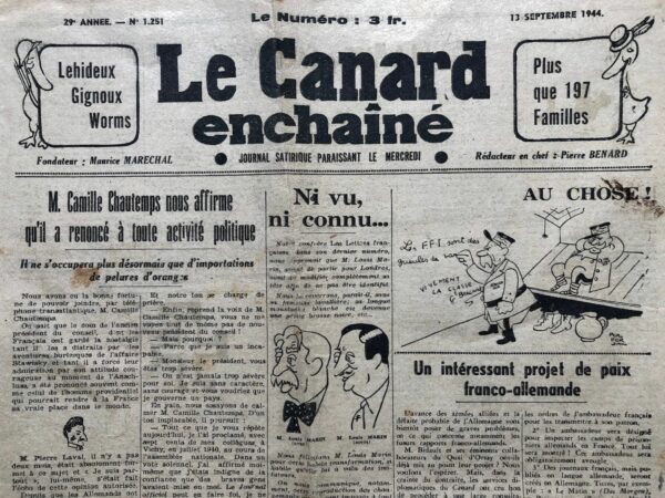 Couac ! | N° 1251 du Canard Enchaîné - 13 Septembre 1944 | M. Camille Chautemps nous affirme qu'il a renoncé à toute activité politique - Il ne s'occupera plus désormais que d'importations de pelures d'oranges - Cet article satirique, signé par Pierre Bénard, tourne en dérision l'ancien président du conseil français, Camille Chautemps, et sa prétendue incapacité à gouverner. Il souligne le contraste entre la nostalgie que certains Français éprouvent pour Chautemps, en raison de ses aventures politiques passées, et la réalité de sa faible estime de soi et de son manque de courage. L'article met en scène une conversation téléphonique transatlantique avec Chautemps, où celui-ci se déclare inapte à diriger le pays et rappelle sa démission à Vichy en 1940. Malgré son retrait de la vie politique, Chautemps annonce un projet visant à importer des pelures d'oranges des États-Unis pour combler un manque ressenti pendant la guerre. L'article se moque ainsi de la figure politique de Chautemps et de ses prétendues aspirations au pouvoir, tout en soulignant sa marginalisation dans le contexte politique de l'époque. Lettres ou pas Lettres - Suicide d'une midinette - Cet article sarcastique, signé H.J., brocarde l'écrivain collaborationniste Pierre Drieu La Rochelle. Il met en parallèle le suicide de certains individus pendant la Seconde Guerre mondiale pour échapper à la chute de Paris avec la tentative de suicide de Drieu La Rochelle à la libération de la ville. L'article raconte comment Drieu avala un poison tout en étant déçu de ne pas mourir, tandis que d'autres, comme Antoine de Saint-Exupéry, mouraient au combat. Il se moque également des errances idéologiques de Drieu La Rochelle, le décrivant comme un individu en quête constante de son identité politique, passant d'une orientation à une autre sans trouver de direction stable. L'article dépeint Drieu comme un homme égaré, cherchant en vain un sens à sa vie, et se terminant par une note ironique sur son suicide inutile et le fait que sa mort n'a pas effacé son héritage controversé. | 1251