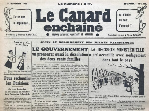 Couac ! | N° 1258 du Canard Enchaîné - 1 Novembre 1944 | Il faut attendre le 1er novembre 1944 pour voir dans l’hebdomadaire satirique le premier dessin représentant de Gaulle. Dessiné par Jean Effel d’une façon presque réaliste, il montre le général assis à son bureau, en uniforme, très grand (la taille de De Gaulle sera toujours son principal attribut iconographique, au Canard comme du reste dans la plupart des autres journaux, comme on peut le voir dans cet autre dessin de Effel publié dans France-Soir et daté du 30 décembre 1944 , où la tour Eiffel ouvre les bras à de Gaulle, « mon grand » ; taille physique qui renvoie bien sûr métaphoriquement à la stature historique du personnage et à ses prétentions politiques). Sur le bureau s’entassent des dossiers et le général s’interroge sur la signification du sigle GPRF. Un officier lui apprend qu’il s’agit du Gouvernement provisoire de la République. Le sens du dessin est ambigu : s’agit-il de montrer que de Gaulle se désolidarise à raison d’un gouvernement dont Le Canard critique par ailleurs la politique ? Ou de plaisanter, déjà, la conception très personnelle que le général se fait de son pouvoir ? Cette ambiguïté reflète l’incertitude dans laquelle se trouveront longtemps les journalistes du Canard quant aux intentions du général ; l’ambivalence ne cessera de marquer leur attitude et leur jugement à son égard. À la Libération, certains dans la rédaction admirent son action durant la guerre et sont séduits par la nouveauté qu’il représente dans un paysage politique qui doit être profondément remodelé. Certes, c’est un homme de droite et un militaire mais c’est aussi l’homme qui nationalise les usines Renault, juge avec sévérité les dynasties bourgeoises et parle à haute voix aux Alliés tentés par une mise sous tutelle de la France. Le débat constitutionnel de 1945-1946 ne lève pas l’ambiguïté : si les journalistes du Canard se prononcent contre le projet gaullien d’un exécutif fort, qui leur semble correspondre à une négation de la tradition républicaine, ils regrettent son départ du gouvernement et rendent hommage à son action Voir Christian Delporte, « De Gaulle dans Le Canard enchaîné,…. MARTIN Laurent, « De Gaulle et Le Canard enchaîné : je t'admire, moi non plus », Sociétés & Représentations, 2013/2 (n° 36), p. 109-123. DOI : 10.3917/sr.036.0109. URL : https://www.cairn.info/revue-societes-et-representations-2013-2-page-109.htm | 1258 1