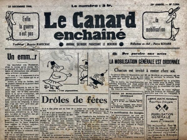 Couac ! | N° 1266 du Canard Enchaîné - 27 Décembre 1944 | Drôles de fêtes - Cet article de Pierre Bénard est un véritable tour de force dans la satire. L'auteur utilise l'ironie de manière magistrale pour souligner l'absurdité et la cruauté de la situation pendant la guerre. En citant le calme observé à New York face à l'offensive allemande, il expose l'insouciance relative de ceux qui se trouvent à l'abri du conflit, contrastant avec la gravité de la situation sur le terrain. La référence à la modération de la Cour de Justice de Paris, qui ajuste ses jugements en fonction de l'avancée des troupes allemandes, est un coup de maître pour dénoncer le cynisme et l'injustice de certaines décisions judiciaires. L'ironie atteint son apogée avec la mention des célébrations joyeuses et des dépenses somptueuses pendant que la guerre fait rage et que de nombreuses personnes souffrent. Enfin, la conclusion soulignant l'absence de réel réveil après quatre ans de conflit révèle la triste réalité d'une société qui reste inchangée malgré les épreuves endurées. C'est un commentaire incisif et percutant qui met en lumière les contradictions et les hypocrisies de l'époque. | 1266 1