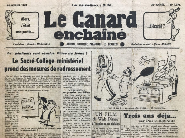 Couac ! | N° 1273 du Canard Enchaîné - 14 Février 1945 | L'article Le char de la Résistance a construit dans la joie de Yves Grosrichard, publié dans Le Canard Enchaîné le 14 février 1945, présente une satire mordante sur une réunion de parlementaires protestant contre une ordonnance les déclarant inéligibles. Ces parlementaires, des figures politiques bien connues, se réunissent à la Chambre des députés, non pas dans une ambiance de colère comme certains pourraient le croire, mais dans une atmosphère presque festive, marquée par l'humour et la dérision. Le choix de la période du mardi gras ajoute une touche ironique à la scène, les parlementaires décidant de construire un "Char de la Résistance". Cette décision est une manière sarcastique de donner un tour plaisant à leur protestation. Parmi les présents, on retrouve des personnages comme Camille Chautemps, Georges Bonnet, Jean Mistler, Frossard, Paul Faure, et Maulion, tous dépeints en train de participer joyeusement à la construction du char. Les dialogues sont empreints d'humour et de jeux de mots, soulignant la frivolité avec laquelle ces anciens politiciens abordent la situation. M. Georges Bonnet, par exemple, donne des ordres comme s'il dirigeait un chantier de construction, et M. L.O. Frossard, interrompant sa confection d'une barricade, chante joyeusement pour le pays. Camille Chautemps, montant sur le char pour y clouer une pancarte, exprime son indignation face à l'idée de perdre son fauteuil parlementaire, tout en inscrivant les lettres "F.F.I." (Forces Françaises de l'Intérieur) sur la pancarte, provoquant la confusion et les questions parmi les autres membres présents. Cette confusion est utilisée pour souligner le décalage entre ces politiciens et la réalité de la résistance active contre l'occupant allemand. M. Boileaux-Chamvin, occupé à calligraphier un diplôme de la Résistance pour orner le char, est interrogé sur les initiales "R.N.P." (Rassemblement National Populaire), ce qui évoque une allusion à Marcel Déat, un collaborateur notoire. La réponse, "Résidus Nationalistes Patriotiques", se moque ouvertement de ces politiciens qui tentent de se réinventer en résistants. Le point culminant de cette satire est atteint lorsque Camille Chautemps proclame fièrement que "Faur Frères Inamovibles" est l'emblème de leur association, soulignant ainsi l'ironie de leur situation et la fausseté de leur revendication de résistance. En conclusion, cet article utilise l'humour et la satire pour critiquer les tentatives de certains politiciens de l'ancienne époque de se repositionner en tant que résistants légitimes, malgré leur passé douteux. Le ton léger et moqueur de l'article masque à peine la critique sévère de ces manœuvres politiques, en soulignant l'écart entre les véritables résistants et ceux qui prétendent à ce titre après coup. | 1273