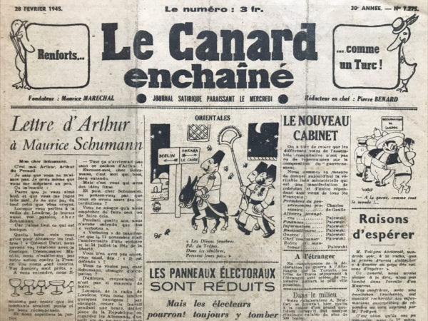 Couac ! | N° 1275 du Canard Enchaîné - 28 Février 1945 | Dans l'article Lettre d'Arthur à Maurice Schumann par Pierre Bénard, publié dans Le Canard Enchaîné le 28 février 1945, l'auteur présente une lettre fictive adressée à Maurice Schumann, célèbre pour ses interventions radiophoniques pendant la guerre. Arthur, le personnage principal, exprime son ressentiment et son désenchantement envers Schumann. Arthur commence par rappeler qu'il admire Schumann depuis ses discours à la radio de Londres, où Schumann dénonçait les traîtres et promettait justice. Cependant, Arthur critique Schumann pour avoir changé de ton après la guerre, prêchant maintenant l'apaisement et l'oubli, ce qui déroute Arthur qui avait cru en ses promesses de justice. Arthur accuse Schumann de vouloir mettre "de l'eau dans notre vin" et de vouloir passer à autre chose sans véritablement tenir compte des responsabilités individuelles des collaborateurs et des fauteurs de trouble. Il se moque de Schumann en l'accusant de considérer Arthur, un simple buveur, comme responsable des problèmes actuels de la France, alors qu'il voit ces problèmes comme le résultat des actions de figures politiques telles que Teitgen, Lacoste, Menthon et Ramadier. Il critique également les interdictions et les contrôles continus, comparant la situation à l'occupation allemande avec ses nombreux "verboten". Arthur rappelle avec ironie que même pendant la guerre, les ordres de Londres étaient suivis malgré leur difficulté, grâce à un petit verre de courage. Arthur conclut sa lettre en soulignant l'amertume de la situation actuelle : les foyers sans feu, les enfants sans nourriture, les résistants chassés de leurs postes et les collaborateurs comblés d'honneurs. Il critique la trahison et l'échec apparent des promesses de l'après-guerre. Finalement, il suggère ironiquement qu'au lieu de céder à la défaite, il vaut mieux boire un coup pour faire face à cette triste réalité. Cette lettre, sous couvert d'humour et d'ironie, est une critique acerbe des lendemains de la Libération et des désillusions de ceux qui ont cru en une justice et une reconnaissance promises par les discours de la Résistance. | 1275