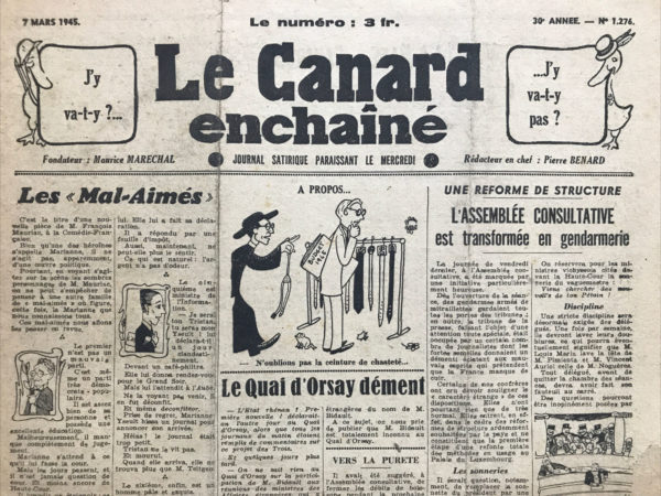 Couac ! | N° 1276 du Canard Enchaîné - 7 Mars 1945 | Dans l'article Drôle d'époque par Pierre Bénard, publié dans Le Canard Enchaîné le 7 mars 1945, l'auteur aborde la situation politique et culturelle en France de l'après-guerre avec une ironie mordante. Bénard critique les absurdités et contradictions de l'époque, notamment en mettant en lumière certains événements et attitudes révélatrices de la société française de ce temps. L'article commence par la critique acerbe de la pièce "Tristan et Yseult" au Théâtre Edouard-VII, qualifiée de "spectacle le plus ennuyeux de la saison". Bénard se moque de la situation en suggérant que les spectateurs devraient être indemnisés pour avoir enduré une telle représentation. Il souligne l'ironie de la présence de Teitgen à cette soirée, président de la cérémonie, tandis que l'auteur de la pièce, Lucien Fabre, est en prison pour commerce avec l'ennemi. Bénard note également le retour de Sacha Guitry au théâtre après son internement à Drancy, commentant sarcastiquement qu'il était relégué à une avant-scène, probablement pour le mettre définitivement de côté. L'article mentionne la formation d'un nouveau club à Paris, réunissant des vedettes et des personnalités mondaines. Pour en faire partie, il suffirait de prouver qu'on a été un collaborateur pendant l'occupation. Bénard ironise sur le possible président de ce club, suggérant sarcastiquement que cela pourrait être M. de Menthon. Bénard continue en critiquant l'esprit de charité de l'époque, qui semble pardonner et même célébrer ceux qui ont collaboré avec l'occupant nazi. Il se moque des éloges faits à un cinéaste de la Continental, une société de production cinématographique contrôlée par les Allemands, et ironise sur le fait qu'on présente ces collaborateurs comme des victimes ou des prisonniers, au point de suggérer que Raimu, un acteur célèbre, pourrait recevoir une médaille des évadés. L'article se termine sur une note sarcastique, soulignant l'absurdité et les contradictions de cette période post-occupation, où les traîtres sont réhabilités et les héros oubliés, montrant ainsi une époque pleine de sujets d'amusement tragique et ironique. En somme, Bénard utilise son humour acerbe pour critiquer la réhabilitation des collaborateurs et l'hypocrisie de la société française, tout en soulignant les contradictions et absurdités de l'époque. | 1276