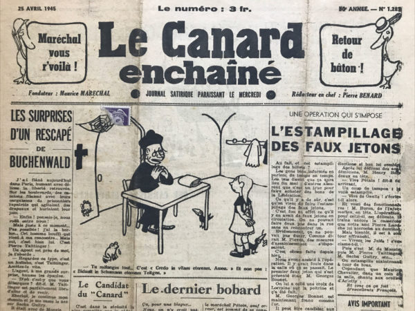 Couac ! | N° 1283 du Canard Enchaîné - 25 Avril 1945 | L'article Les surprises d'un rescapé de Buchenwald par R. Tréno, publié dans *Le Canard Enchaîné* du 25 avril 1945, offre un regard poignant et satirique sur les contradictions et les incohérences de la période post-libération en France. Tréno, rescapé de Buchenwald, raconte sa promenade dans un Paris libéré, où il se trouve face à des figures collaboratrices, apparemment libres et à l'aise, comme Taittinger et Sacha Guitry. Le narrateur exprime son choc en croisant Taittinger, un collaborateur notoire, et se rend compte avec stupéfaction que les autorités ne semblent pas prêtes à l'arrêter. Cet épisode souligne l'ironie mordante et le désenchantement ressenti par beaucoup à cette époque. En continuant sa promenade, il rencontre Sacha Guitry et de Monzie, discutant librement de leurs plans de visites à d'autres figures controversées, renforçant le sentiment d'injustice et d'impunité. Cherchant des réponses, Tréno interroge un ami sur l'état de l'épuration, espérant trouver une explication rationnelle à la liberté des collaborateurs. La réponse qu'il obtient est décourageante : l'épuration semble être une façade, avec des figures collaboratrices se baladant librement et des juges ayant joué un double jeu. La conversation révèle une réalité où les compromis et les manipulations semblent dominer, laissant peu d'espoir pour une véritable justice. Le narrateur conclut avec une note de résignation, préférant se distraire avec un spectacle de Maurice Chevalier plutôt que de continuer à affronter cette réalité troublante. Cette fin souligne la dissonance entre les attentes de justice des rescapés et la réalité politique de l'après-guerre, où de nombreux collaborateurs échappaient aux conséquences de leurs actes. En somme, cet article de R. Tréno est une critique acerbe de la gestion de l'épuration en France après la Libération, mettant en lumière la déception et la frustration de ceux qui avaient espéré une justice rapide et implacable. | 1283