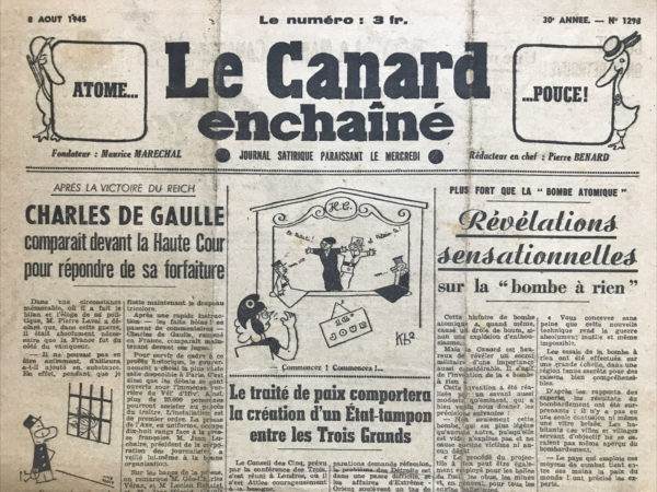 Couac ! | N° 1298 du Canard Enchaîné - 8 Août 1945 | Dans son article En vacances sur une plage déminée publié le 8 août 1945 dans *Le Canard Enchaîné*, Roger Salardenne décrit avec un humour mordant les conditions précaires et absurdes des vacances post-guerre à Trou-sur-Manche, une des rares plages officiellement déminées en France. Salardenne commence par souligner l'affluence de cette plage limitée à une cinquantaine de mètres, entourée de mines des deux côtés. La baignade se fait par roulements et nécessite une fiche d'admission délivrée par la mairie. Salardenne raconte avoir fait la queue toute une nuit pour obtenir une fiche lui permettant de se baigner un jeudi prochain, une opportunité qu'il accueille avec humour. La mer, étant assez éloignée en raison de la marée basse et de la foule, oblige les baigneurs à nager debout, ajoutant une touche de surréalisme à la situation. Salardenne évoque son bricolage pour compenser la distance de la mer, en utilisant un coquillage pour écouter le bruit des vagues et un hareng saur pour en imiter l'odeur, créant ainsi une illusion de bord de mer. Les hébergements sont également problématiques. Les hôtels en ruines et réquisitionnés forcent les touristes à se loger chez les habitants. Salardenne décrit avec ironie la cave où il réside, située entre Trou-sur-Mine et Blockhaus-les-Bains, partageant l'espace avec dix-sept autres personnes. La nourriture se résume principalement à des nouilles et des macaronis, avec peu de variété, ce qui souligne encore une fois la précarité des conditions. Malgré tout, Salardenne trouve une certaine satisfaction dans ces vacances, exprimant un sentiment de pitié ironique envers les Parisiens qui n'ont pas les moyens de prendre des vacances similaires.   | 1298