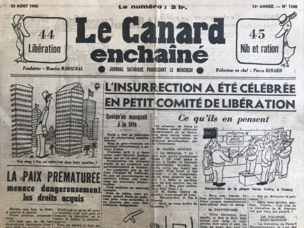 Couac ! | N° 1300 du Canard Enchaîné - 22 Août 1945 | Dans l'article La paix prématurée menace dangereusement les droits acquis publié le 22 août 1945 dans *Le Canard Enchaîné*, Pierre Bénard exprime avec une ironie mordante les préoccupations et résistances face à la transition de la guerre à la paix. Bénard commence en soulignant que la paix a pris tout le monde de court. Même les économistes et les officiels, y compris le président américain Harry S. Truman, sont préoccupés par cette paix inattendue. Truman va jusqu'à dire que la paix pose un danger aussi grave que l'attaque de Pearl Harbor. L'arrêt soudain de la guerre, notamment la reddition japonaise, a surpris tout le monde et interrompu l'utilisation des nouvelles armes atomiques. Cela a créé des complications et des ajustements imprévus. L'Impact sur la Vie Quotidienne : - Les Commerçants : Bénard imagine un boucher qui, après s'être habitué à ouvrir sa boutique une fois par semaine en raison des restrictions, doit maintenant revenir à une routine normale. Cela nécessite une rééducation complète. - Les Inspecteurs du Contrôle des Prix : Ces fonctionnaires, chargés de réguler les prix pendant la guerre, risquent de devenir obsolètes. Bénard souligne l'efficacité de leur travail et s'interroge sur leur avenir une fois l'abondance revenue. - Les Vendeurs de Marché Noir : Il ironise sur le sort de ceux qui ont prospéré dans l'ombre pendant la guerre et doivent maintenant apprendre un métier légitime. Bénard évoque les officiers récemment promus, dont beaucoup n'ont pas eu l'occasion de prouver leur valeur. La démobilisation prématurée les priverait de bénéfices qu'ils estiment mériter. L'ironie de Bénard est palpable lorsqu'il parle de la "paix comme un désastre". Il met en lumière les absurdités et les contradictions de la transition post-guerre, tout en critiquant la lenteur et l'hésitation à abandonner les bénéfices acquis pendant le conflit. L'article souligne les résistances au changement et les inquiétudes face à la perte des avantages obtenus durant les années de guerre. Pierre Bénard utilise l'ironie pour illustrer la complexité et les défis de la transition de la guerre à la paix. Il met en lumière les résistances face à cette transition, les préoccupations économiques et sociales, et les absurdités inhérentes à la situation. En fin de compte, Bénard montre que la paix, bien que souhaitée, n'est pas sans ses propres défis et complications. | 1300