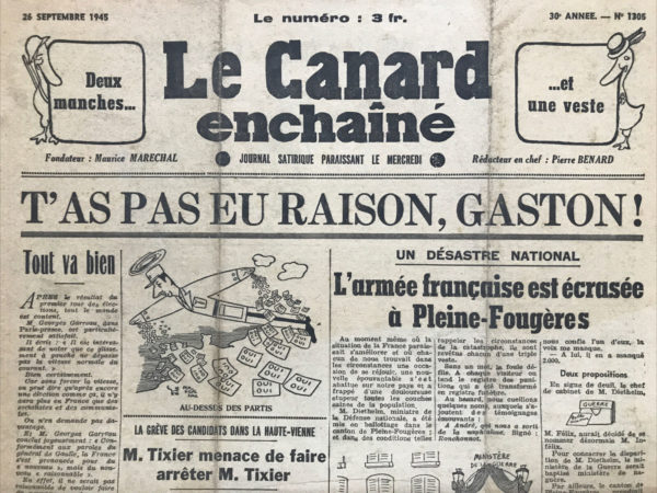 Couac ! | N° 1305 du Canard Enchaîné - 26 Septembre 1945 | L'article Vacances du cousin d'Amérique de Pierre Bénard, publié dans **Le Canard Enchaîné** le 26 septembre 1945, est une critique douce-amère de la réaction de René Clair à son retour en France après cinq ans d'exil aux États-Unis. Clair, réalisateur de renom, exprime sa déception face à l'état de la France post-occupation, soulignant la soumission des Français aux règlements de Vichy et leur manque de fronde. Bénard, tout en reconnaissant la justesse de certaines observations de Clair, souligne les difficultés vécues par les Français durant l'occupation allemande. Il rappelle les pénuries alimentaires, les longues files d'attente et les efforts constants pour survivre, contrastant avec le confort relatif de la vie à Hollywood. Le journaliste critique également la vision simpliste de Clair, qui semble avoir ignoré la complexité de la situation en France pendant ces années sombres. La réponse de Bénard met en lumière le fossé entre ceux qui ont vécu l'occupation et ceux qui l'ont observée de loin. Il pointe l'incompréhension et l'arrogance implicite de Clair, qualifiant de "petit gâté" ce dernier pour son manque de perspective sur les épreuves subies par ses compatriotes. Bénard n'excuse pas les erreurs commises en France, mais il contextualise ces actions dans un cadre de survie face à l'oppresseur nazi. L'article se termine sur une note d'espoir et d'attente. Bénard invite Clair à revenir en France quand la situation se sera améliorée, espérant un futur où la liberté et la prospérité seront rétablies. Cette conclusion, teintée de résilience, montre le désir des Français de reconstruire leur pays et de retrouver leur dignité après la guerre. En somme, Bénard offre une défense empathique des Français tout en invitant à une compréhension plus nuancée des réalités vécues sous l'occupation, contrastant les perceptions de ceux qui ont vécu la guerre sur le front intérieur et ceux qui l'ont regardée de loin. | 1305