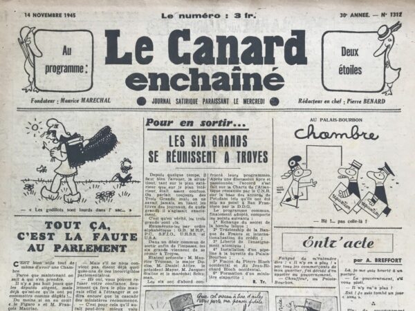 Couac ! | N° 1312 du Canard Enchaîné - 14 Novembre 1945 | Dans l'article Tout ça, c'est la faute au parlement, publié le 14 novembre 1945 dans Le Canard Enchaîné, Pierre Bénard critique avec mordant l'inefficacité et les absurdités apparentes du nouveau parlement et de ses membres. Il dénonce leur comportement et la manière dont ils sont perçus par certaines figures de la presse, notamment François Mauriac et Le Figaro. Bénard commence par souligner l'utilité de la Chambre des députés, non pas pour ses réalisations, mais parce qu'elle offre un bouc émissaire facile pour les critiques. Il ironise sur le fait que, bien que les députés soient en session depuis moins d'une semaine, ils ont déjà causé beaucoup de dégâts, selon des journaux comme **Le Figaro** et l’écrivain François Mauriac. Il se moque de l'exaspération de Mauriac, connue pour sa bienveillance, en suggérant que pour que ce dernier soit aussi agacé, il doit y avoir des raisons sérieuses, et que les députés doivent être particulièrement exécrables. Bénard continue en décrivant la situation absurde où les députés, au lieu de simplement élire un chef de gouvernement, osent demander au candidat potentiel des précisions sur son programme et ses intentions. Il compare cette demande à l'impertinence de demander le menu avant d'accepter une invitation à dîner, soulignant l'absurdité de ne pas vouloir comprendre avant de voter. Il aborde également l'étrange paradoxe où le général de Gaulle est considéré comme le seul candidat possible bien qu'il ne soit pas officiellement candidat. Cette contradiction laisse les députés perplexes et inquiets. Bénard critique la manière dont la presse sérieuse manipule l'opinion en déclarant que de Gaulle est le seul choix, malgré l'absence de candidature officielle de sa part. Le sarcasme de Bénard atteint son apogée lorsqu'il décrit la situation de ces députés se retrouvant coincés dans un dilemme absurde, contraints de soutenir un programme qu'ils n'ont pas encore entendu, par peur de donner une mauvaise image à l'étranger. Il termine en critiquant les échecs pratiques du gouvernement provisoire : l'incapacité à créer une armée respectable, à fournir du charbon aux pauvres, à distribuer des vivres et des médicaments, et à protéger les citoyens les plus vulnérables. Il attribue ironiquement tous ces échecs à la faute des députés et de ce "Palais-Bourbon sinistre, sans air et sans fenêtre", en se moquant des conclusions simplistes et des critiques acerbes de la presse. Enfin, Bénard fait une référence mordante à **Gringoire**, un journal d'extrême droite qui avait cessé de paraître après la Libération, laissant entendre que de tels points de vue réapparaissent même dans les médias dits respectables. | 1312 e1708181467809